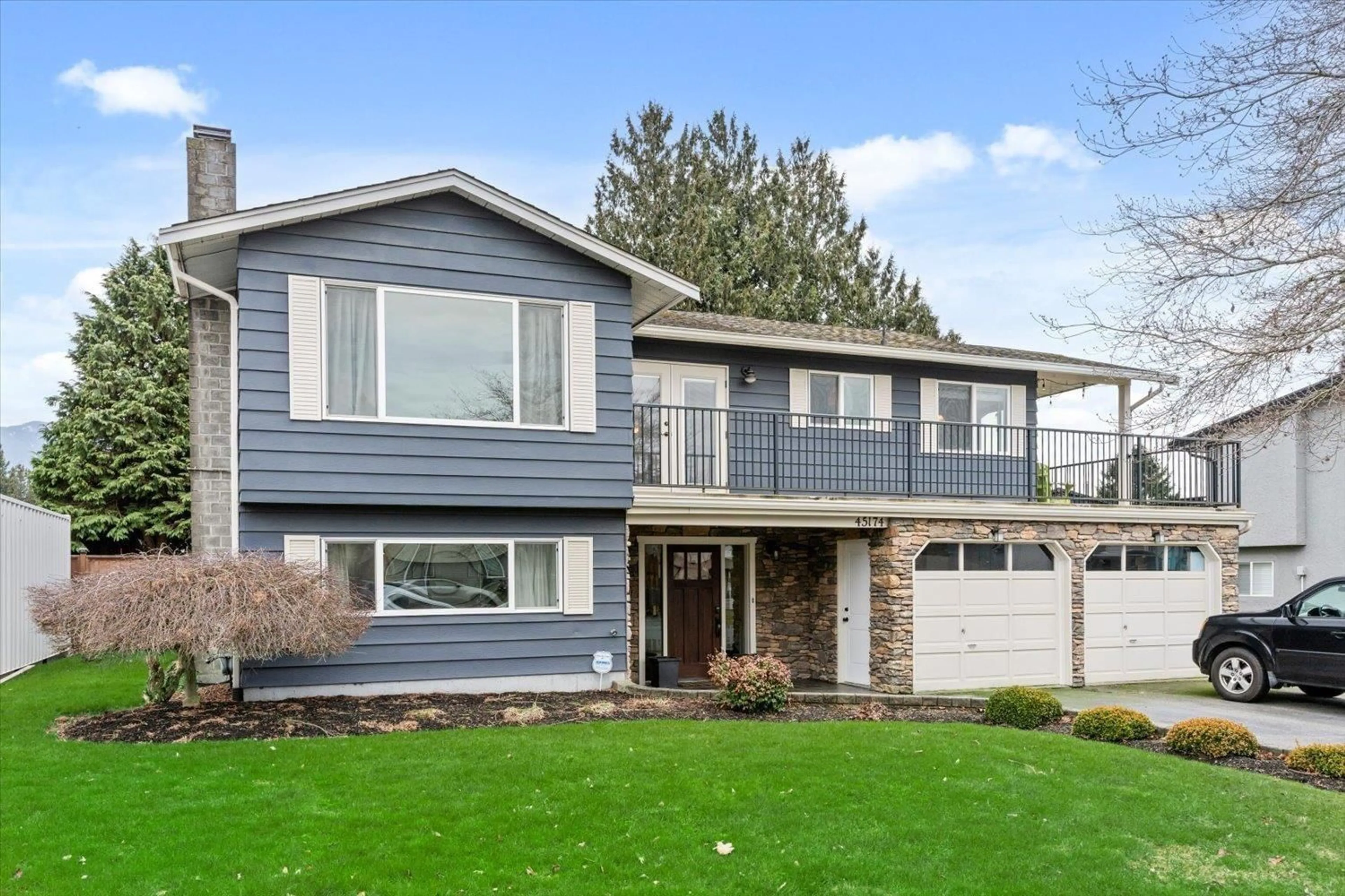Home with vinyl exterior material, street for 45174 MOUNTVIEW WAY, Chilliwack British Columbia V2R3H3
