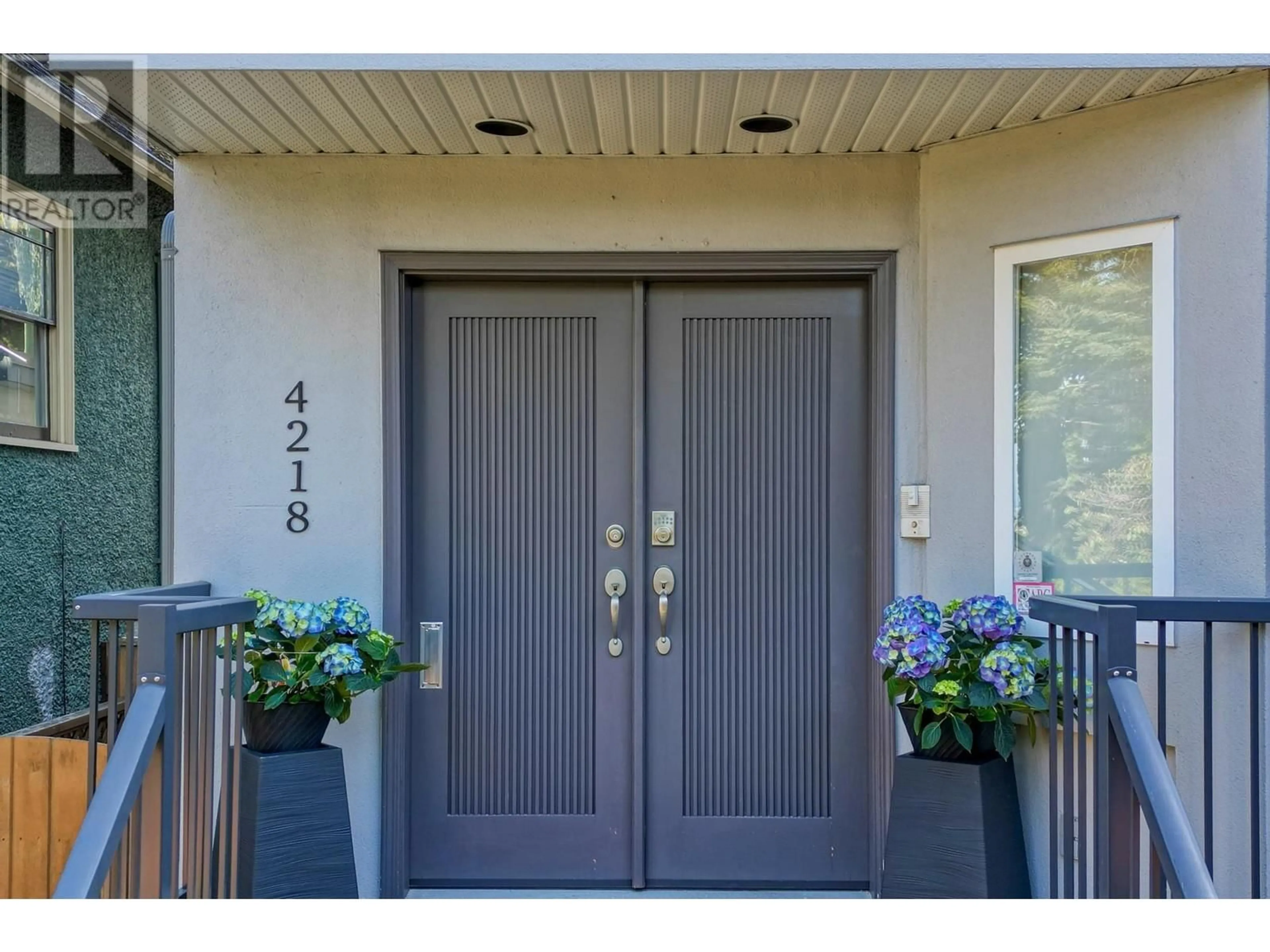 Indoor entryway for 4218 10TH AVENUE, Vancouver British Columbia V6R2H4