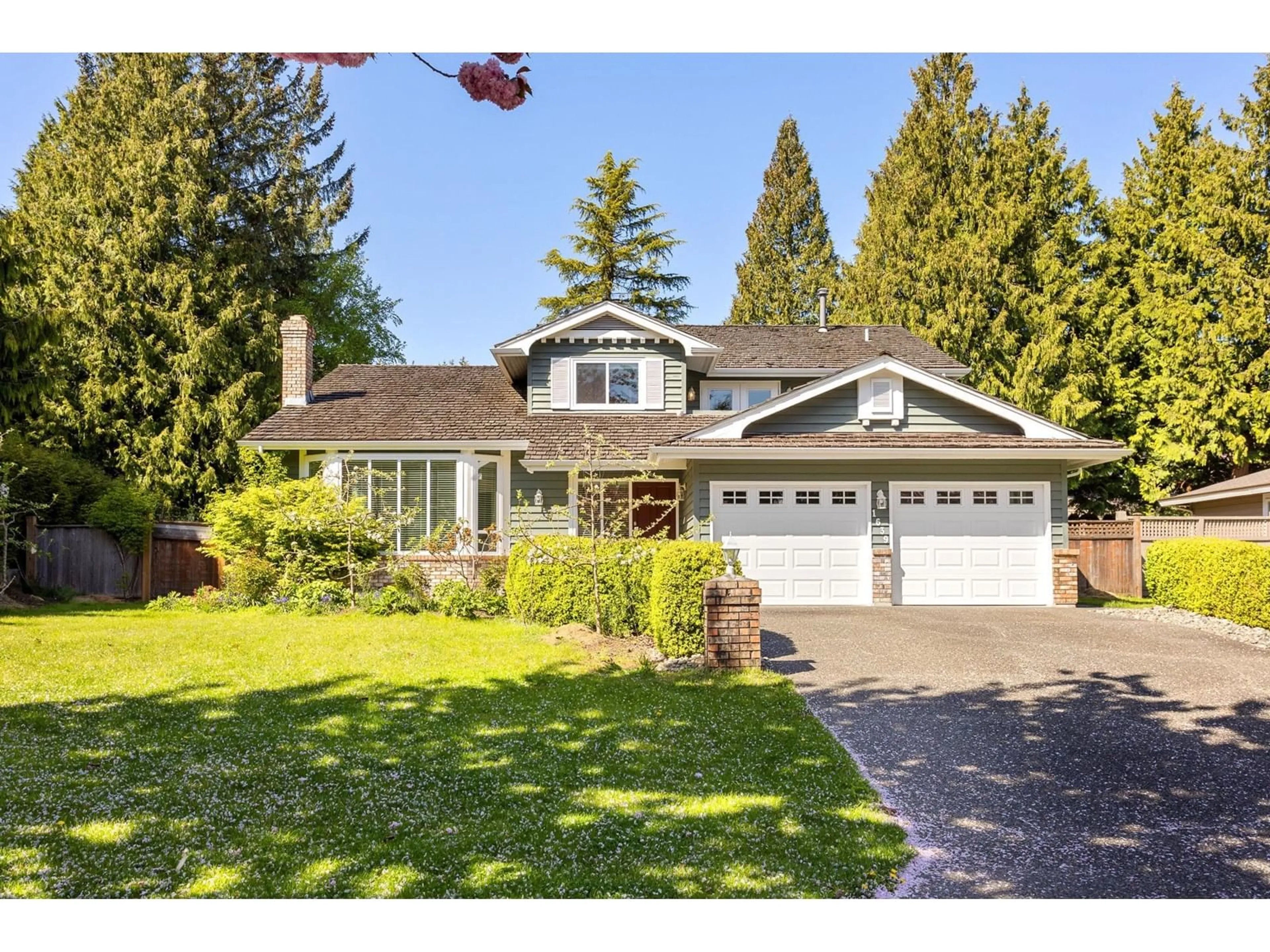 Home with vinyl exterior material, street for 1639 133A, Surrey British Columbia V4A6H5