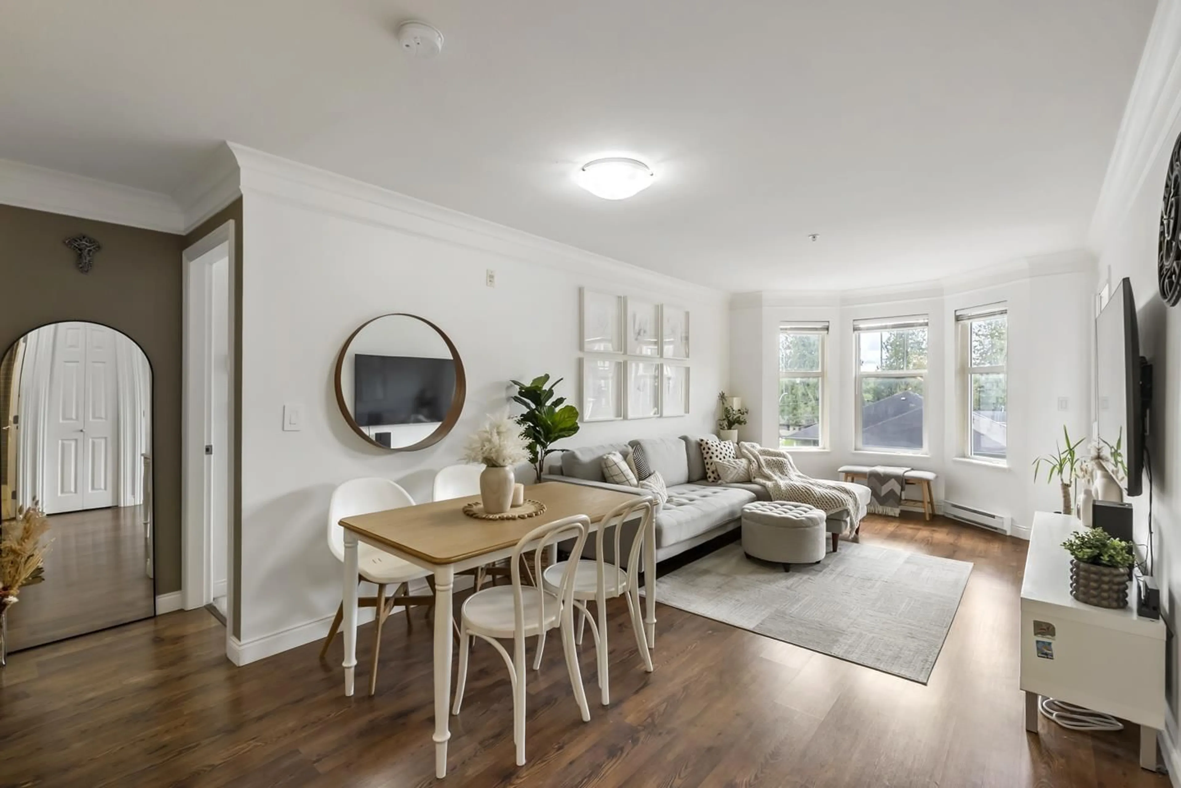 Living room with furniture, wood/laminate floor for 310 - 5438 198, Langley British Columbia V3A1G2