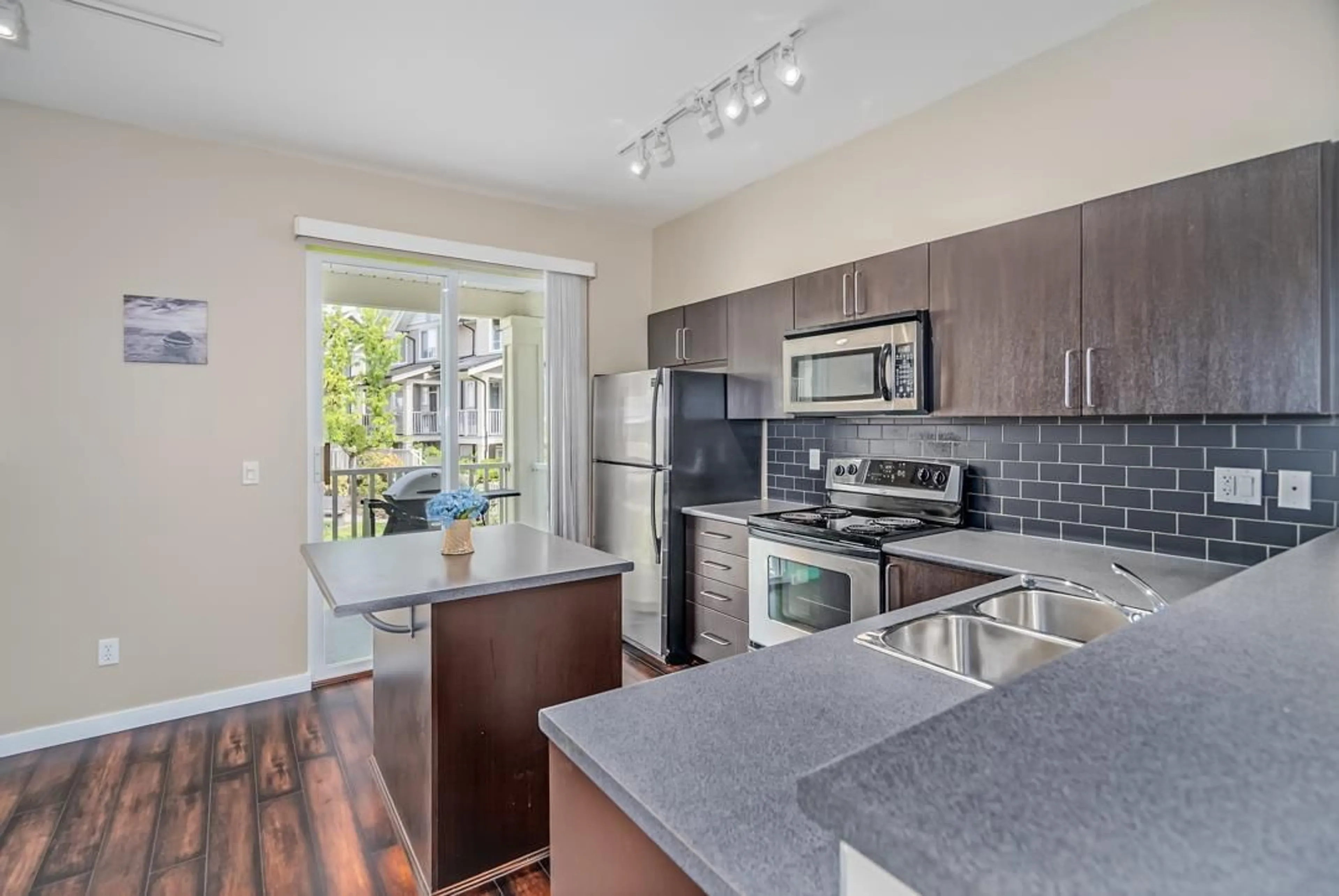 Open concept kitchen, unknown for 37 - 6575 192, Surrey British Columbia V4N5T8