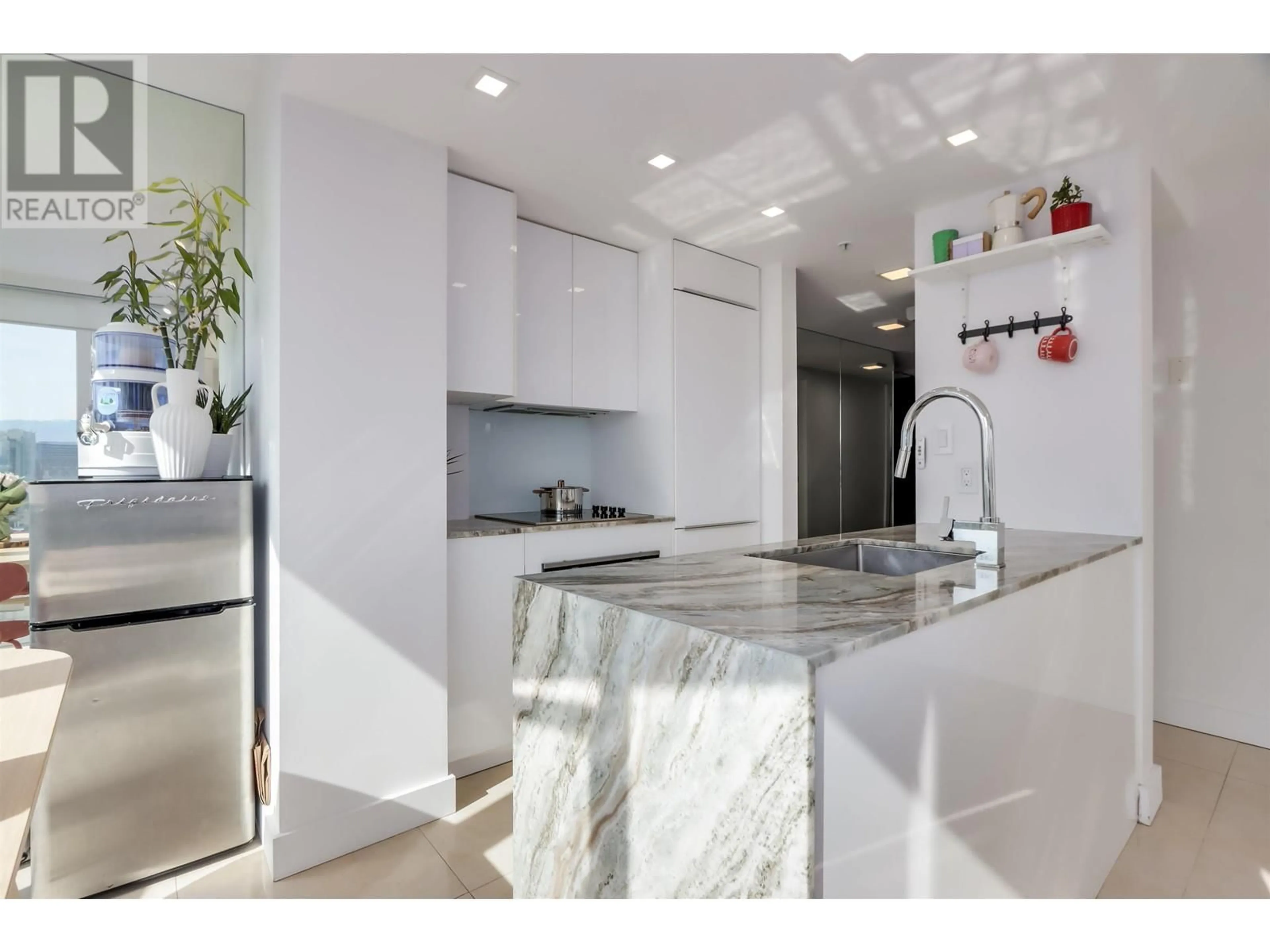Contemporary kitchen, ceramic/tile floor for 1907 - 1188 HOWE STREET, Vancouver British Columbia V6Z2S8