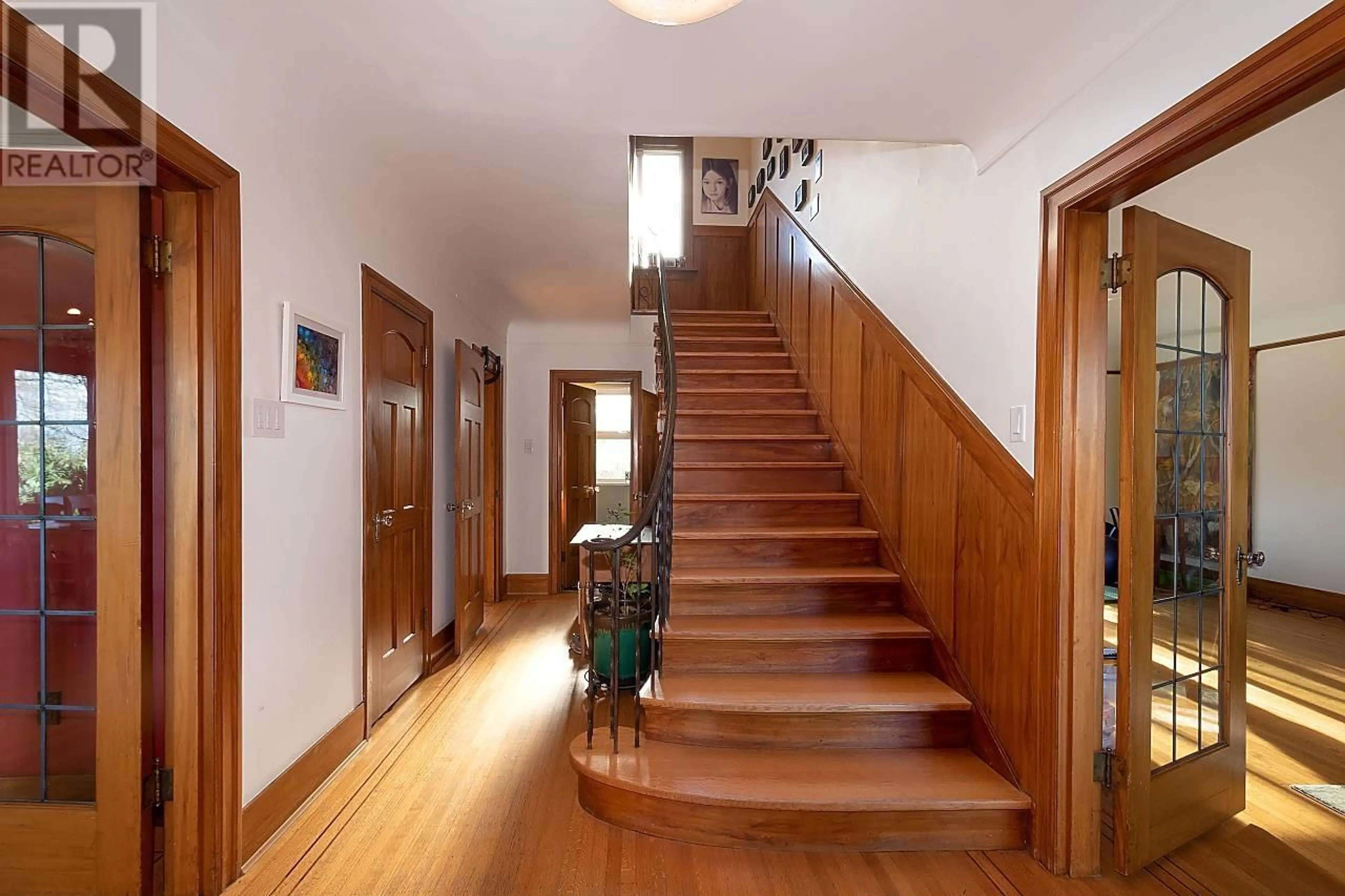 Indoor foyer for 4086 8TH AVENUE, Vancouver British Columbia V6R1Z6