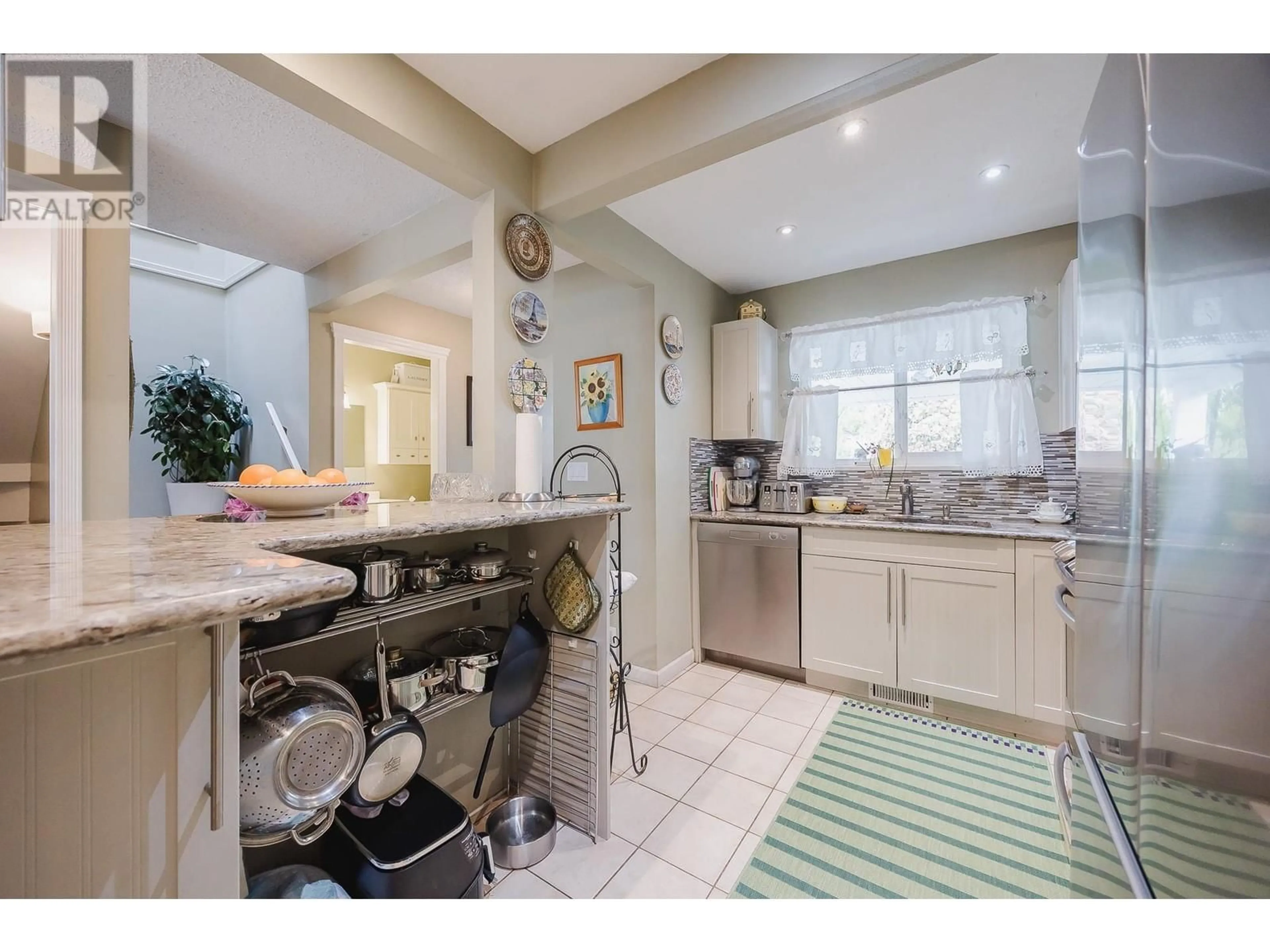 Open concept kitchen, ceramic/tile floor for 3 - 561 SHAW AVENUE, Coquitlam British Columbia V3K2R2