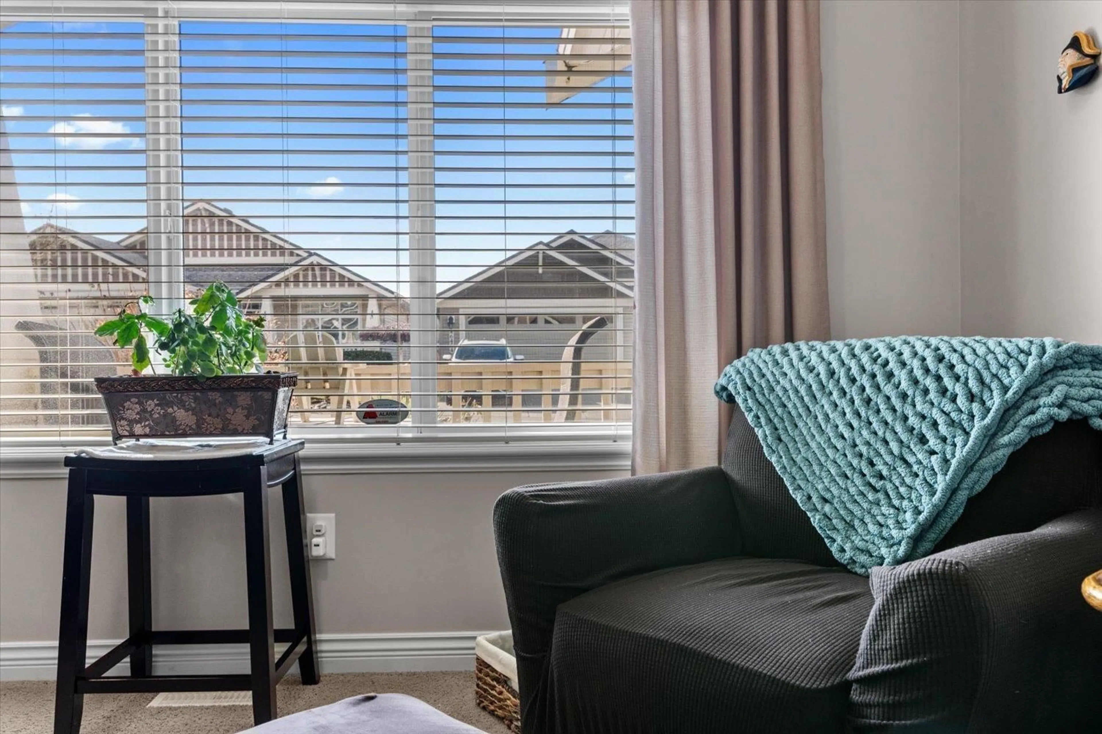Living room with furniture, wood/laminate floor for 46461 STONEY CREEK DRIVE, Chilliwack British Columbia V2R0B7