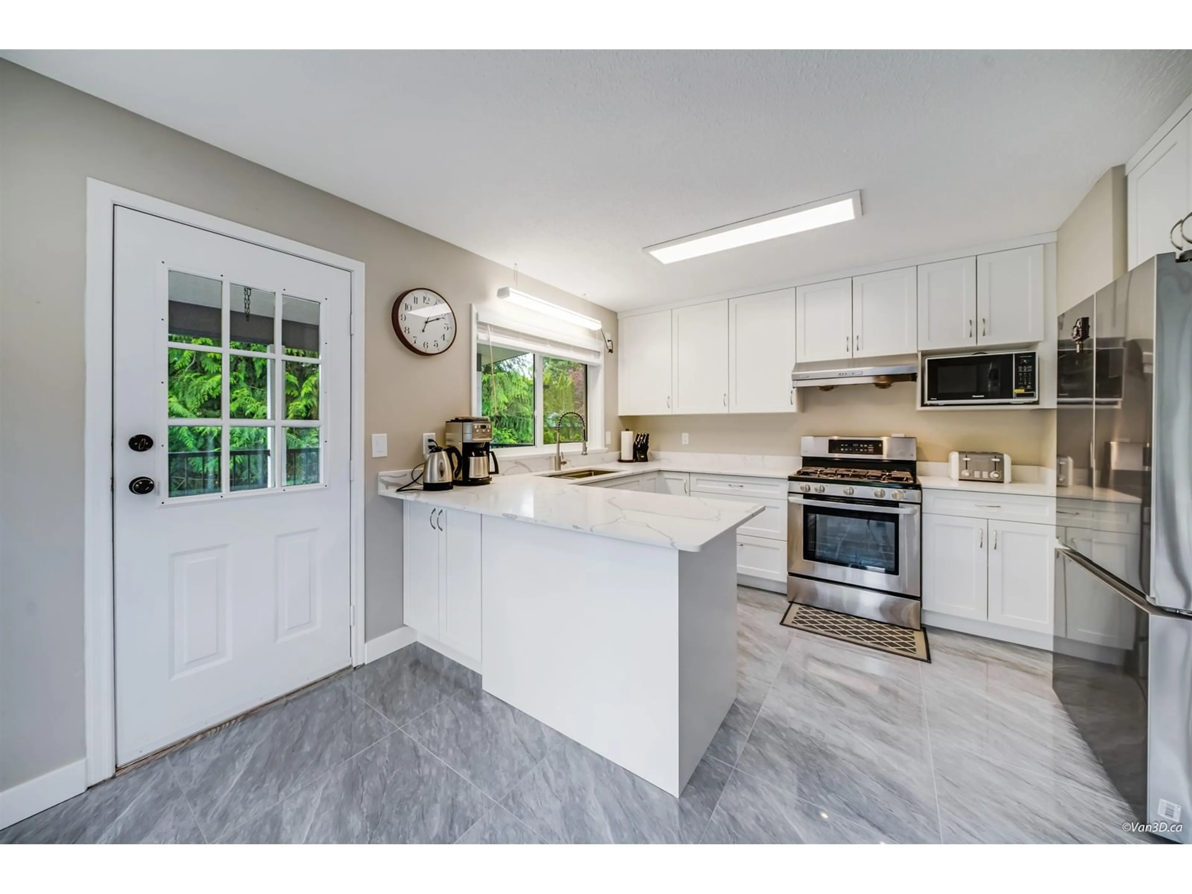 Open concept kitchen, ceramic/tile floor for 33251 FARRANT, Abbotsford British Columbia V2S1V4