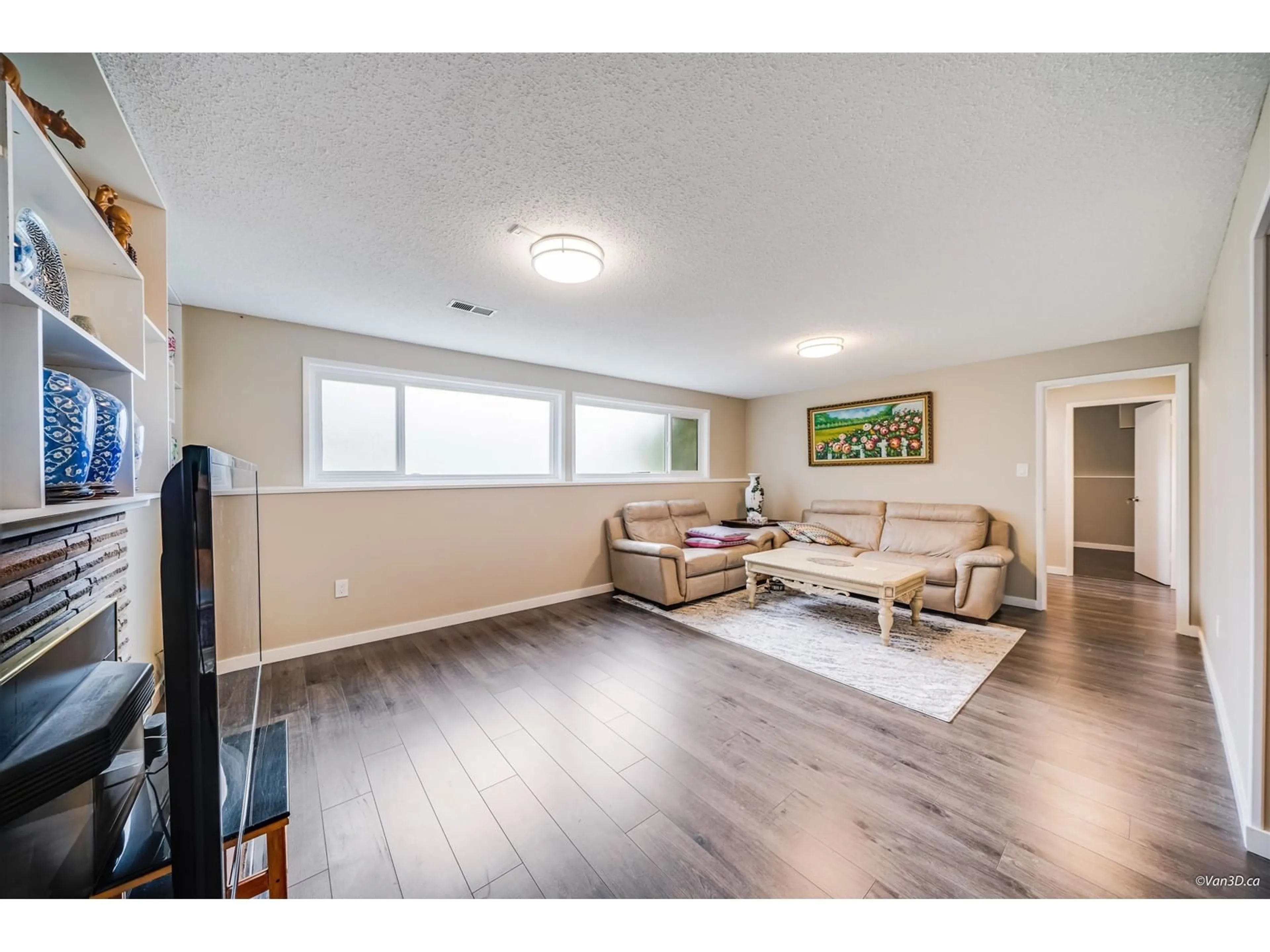Living room with furniture, wood/laminate floor for 33251 FARRANT, Abbotsford British Columbia V2S1V4