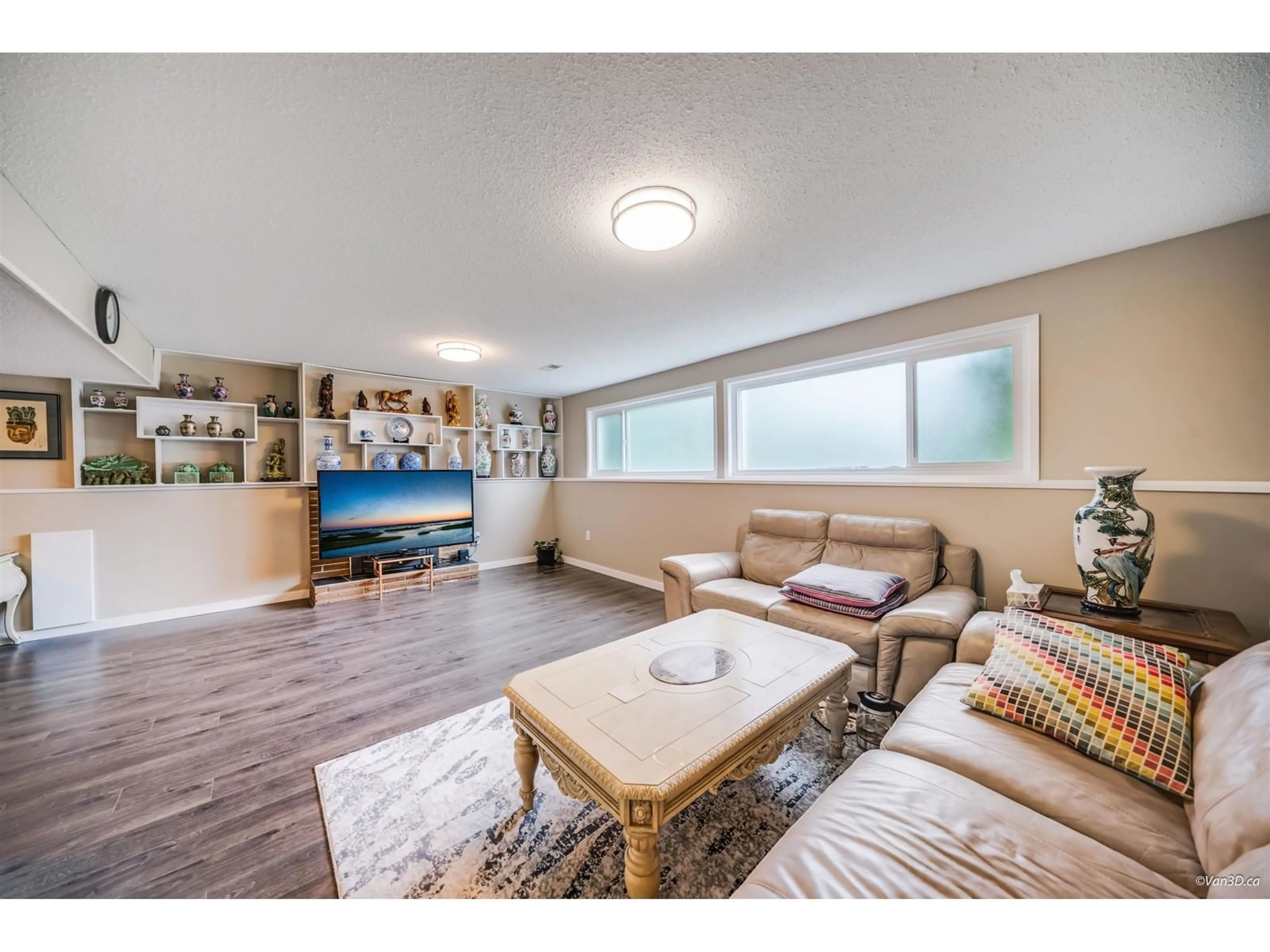 Living room with furniture, wood/laminate floor for 33251 FARRANT, Abbotsford British Columbia V2S1V4