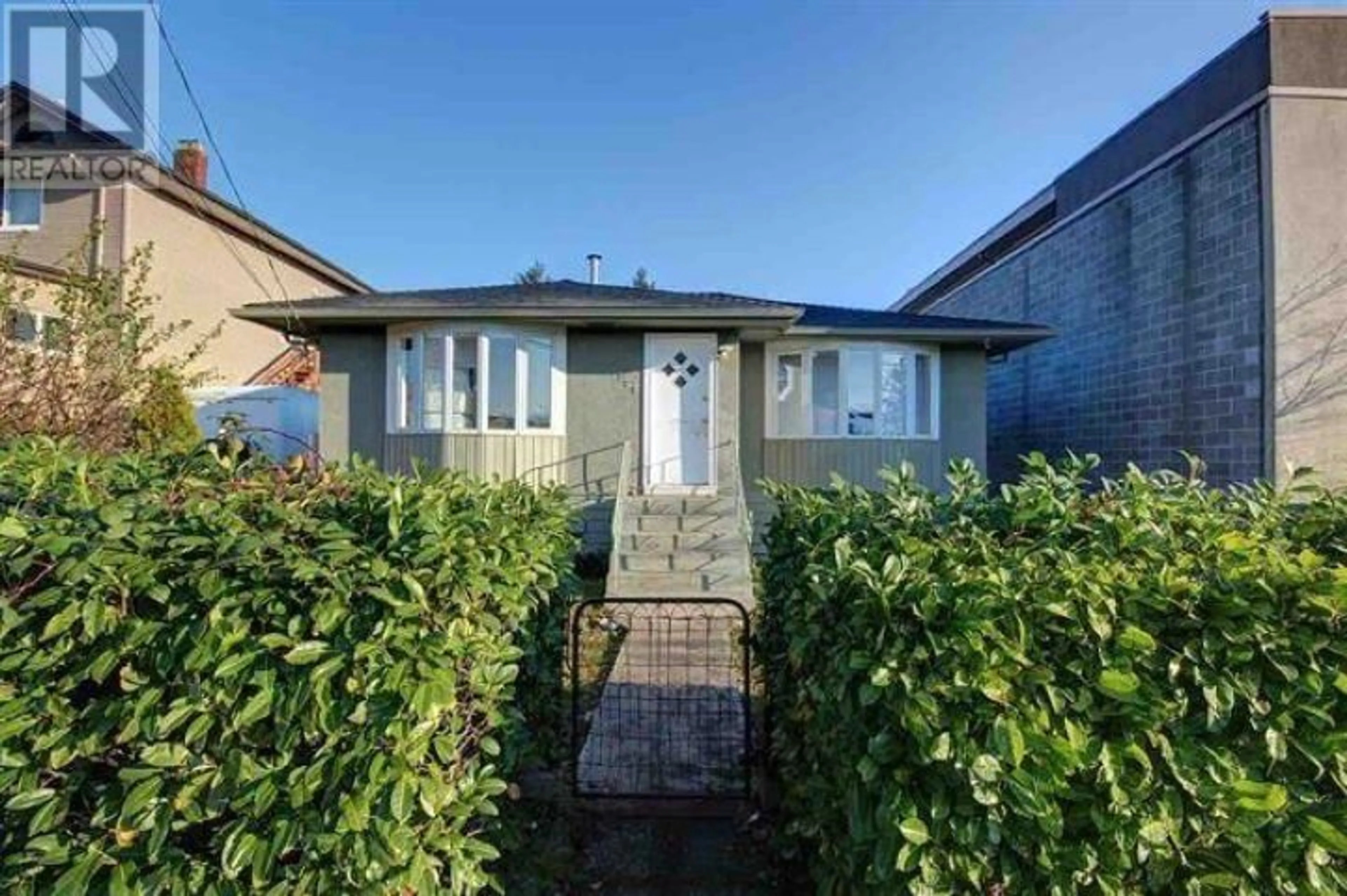 A pic from outside/outdoor area/front of a property/back of a property/a pic from drone, street for 7520 6TH STREET, Burnaby British Columbia V3N3M1