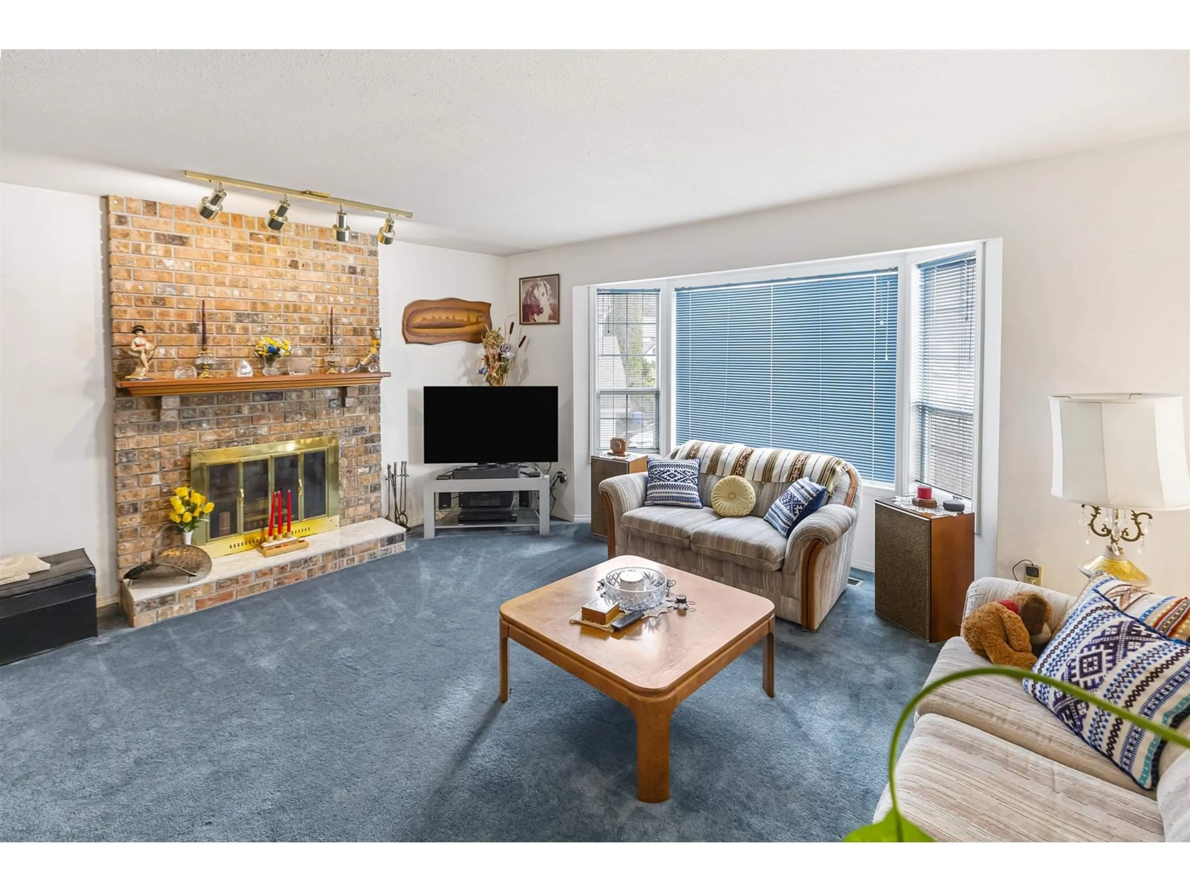 Living room with furniture, unknown for 2815 DEHAVILLAND, Abbotsford British Columbia V2T5L2