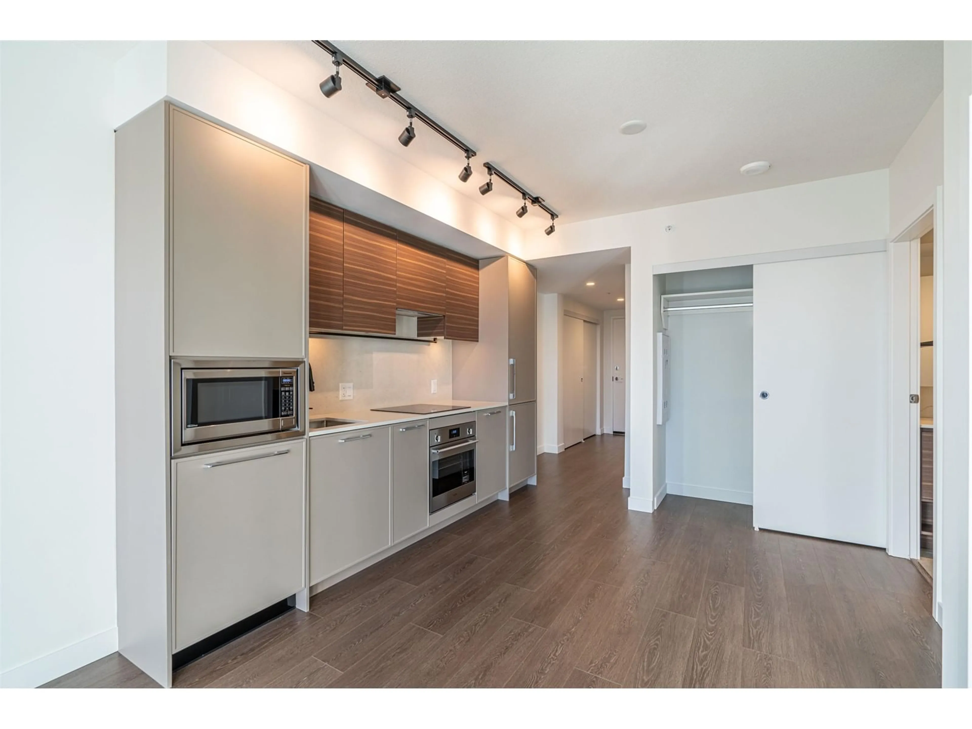 Open concept kitchen, wood/laminate floor for 1401 - 13725 GEORGE JUNCTION, Surrey British Columbia V3T0V7