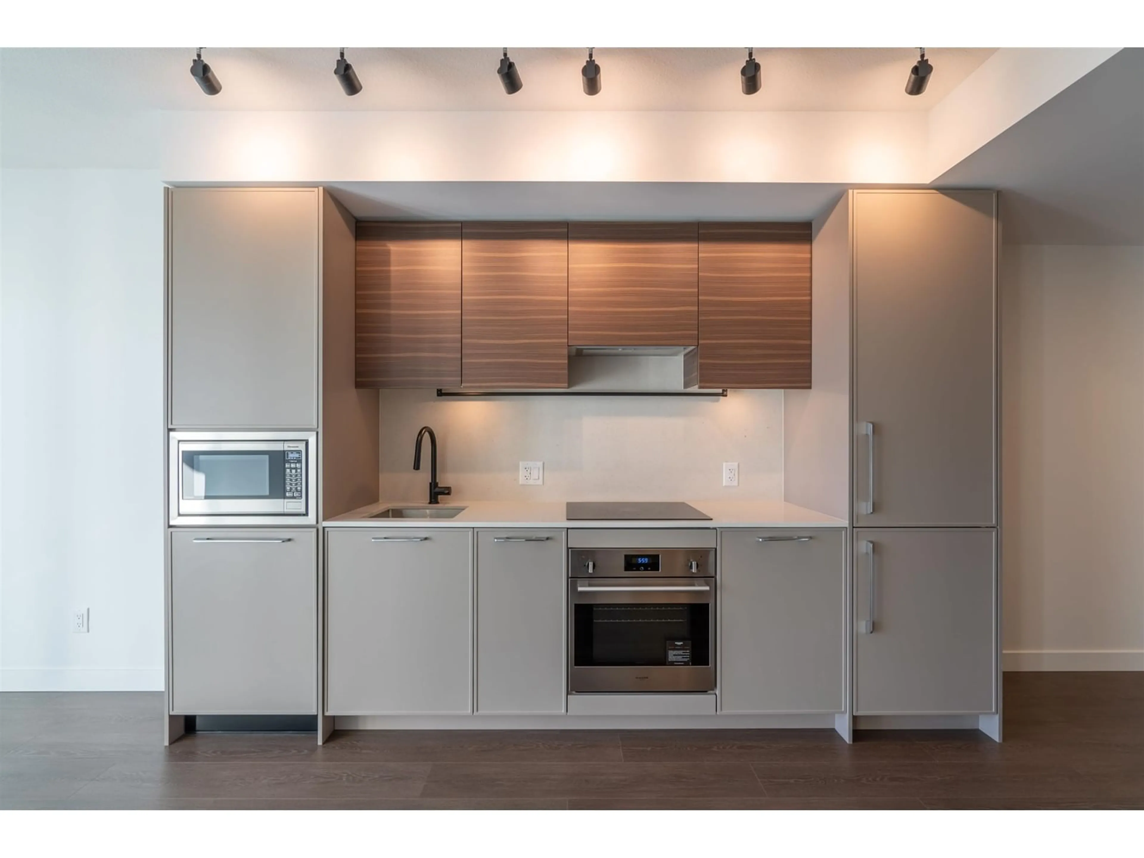 Standard kitchen, wood/laminate floor for 1401 - 13725 GEORGE JUNCTION, Surrey British Columbia V3T0V7