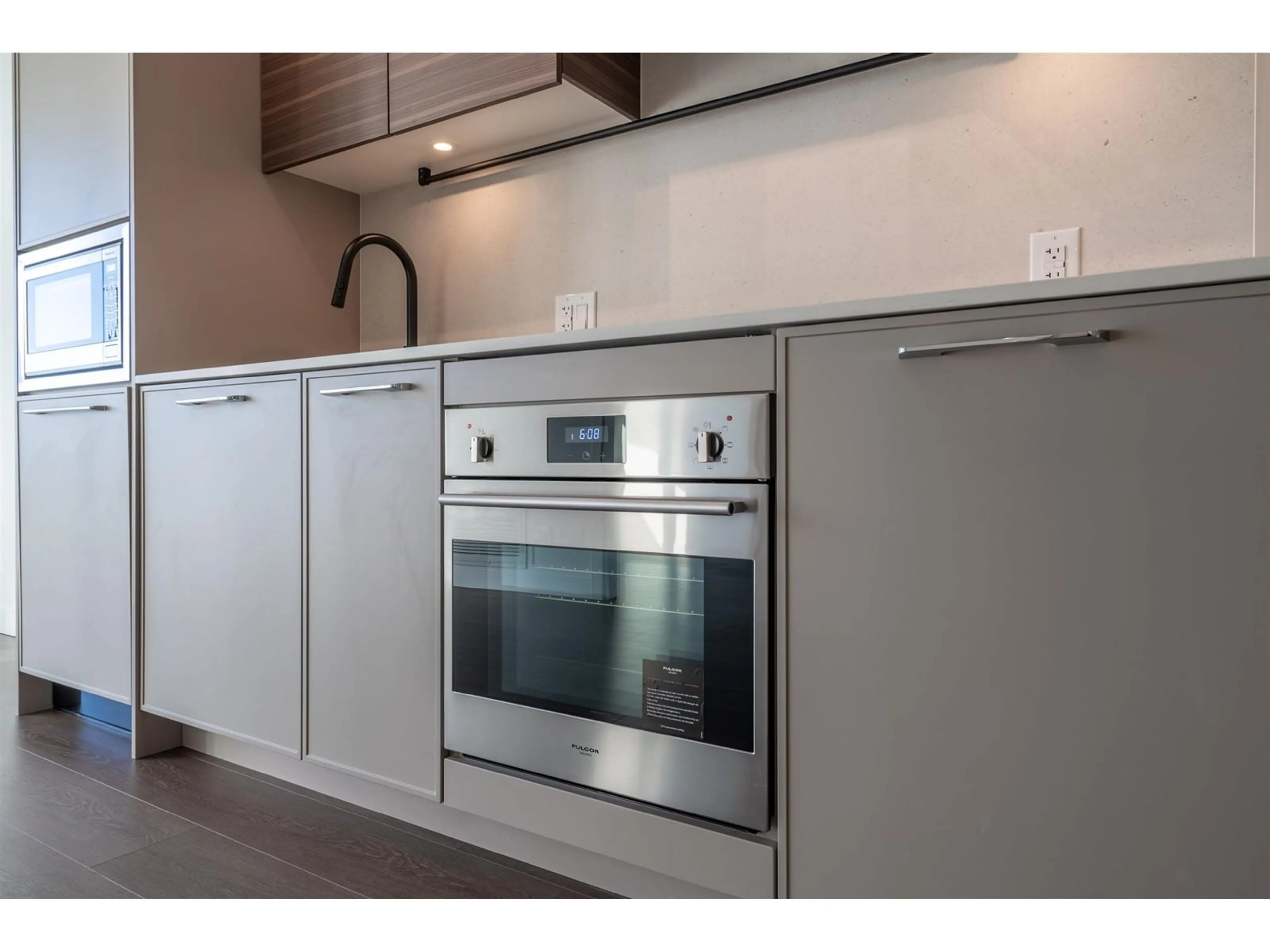 Standard kitchen, unknown for 1401 - 13725 GEORGE JUNCTION, Surrey British Columbia V3T0V7