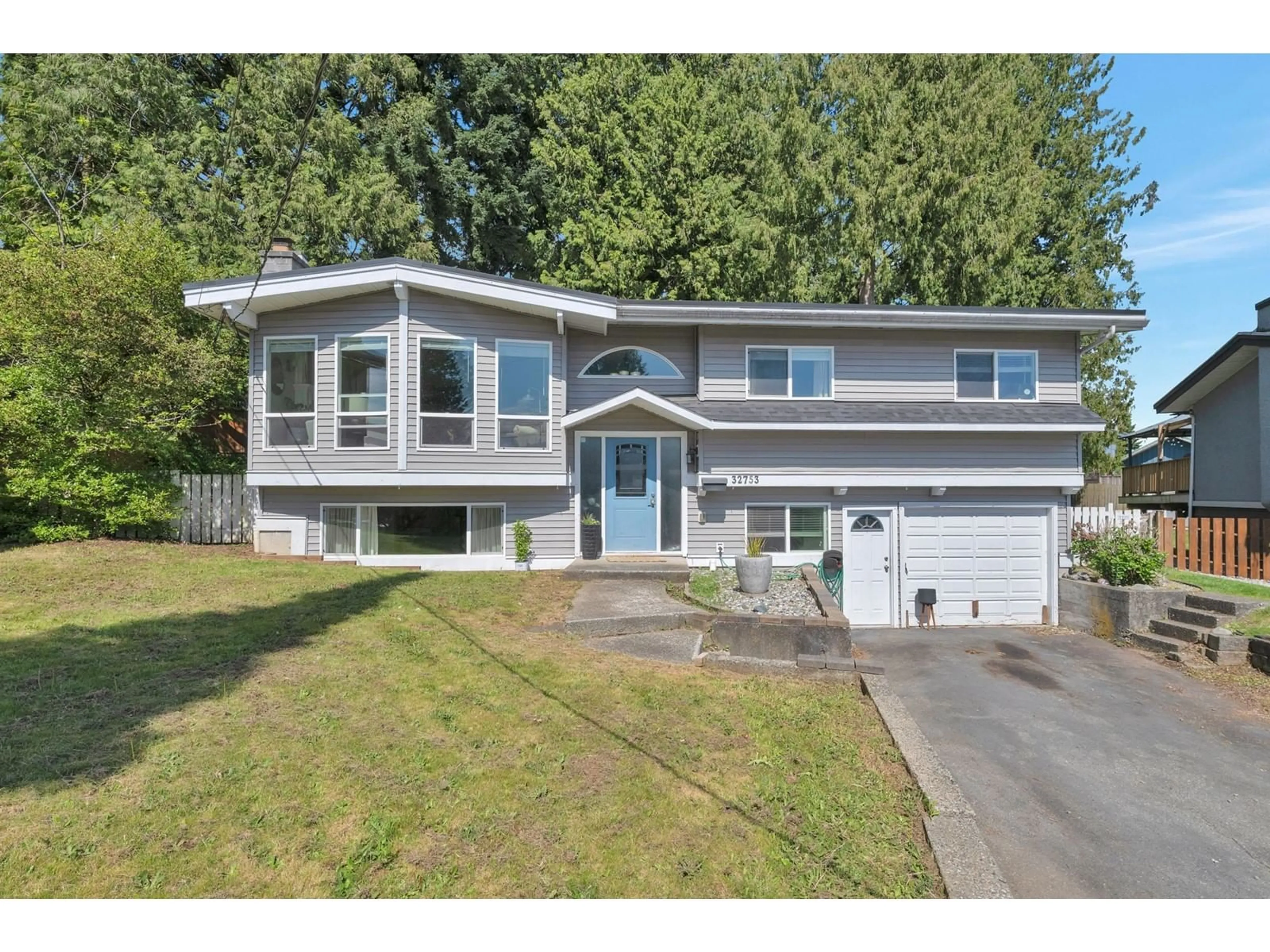 Home with vinyl exterior material, street for 32753 CRANE, Mission British Columbia V2V4V3