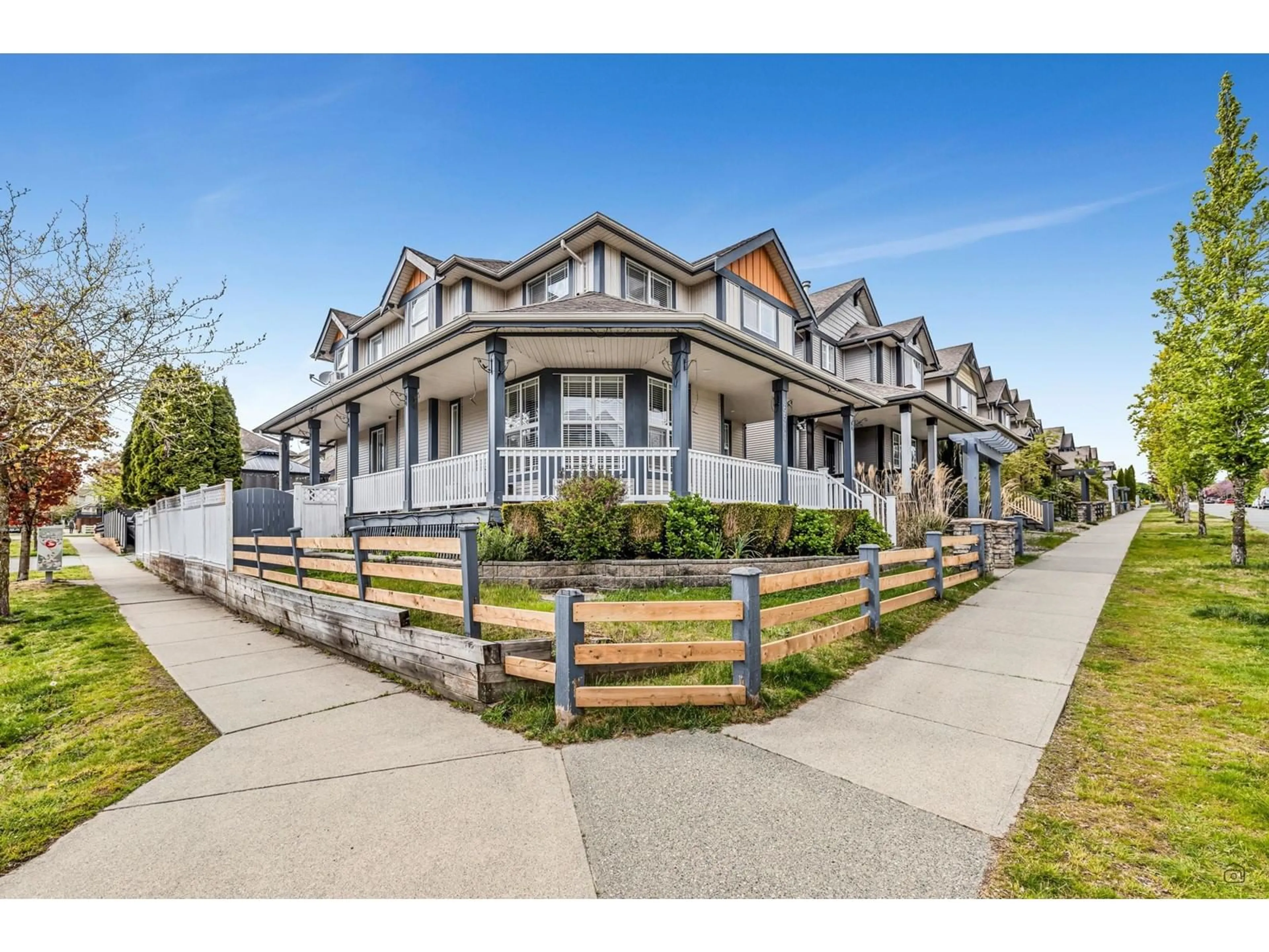 Home with vinyl exterior material, street for 6511 193A, Surrey British Columbia V4N5P8