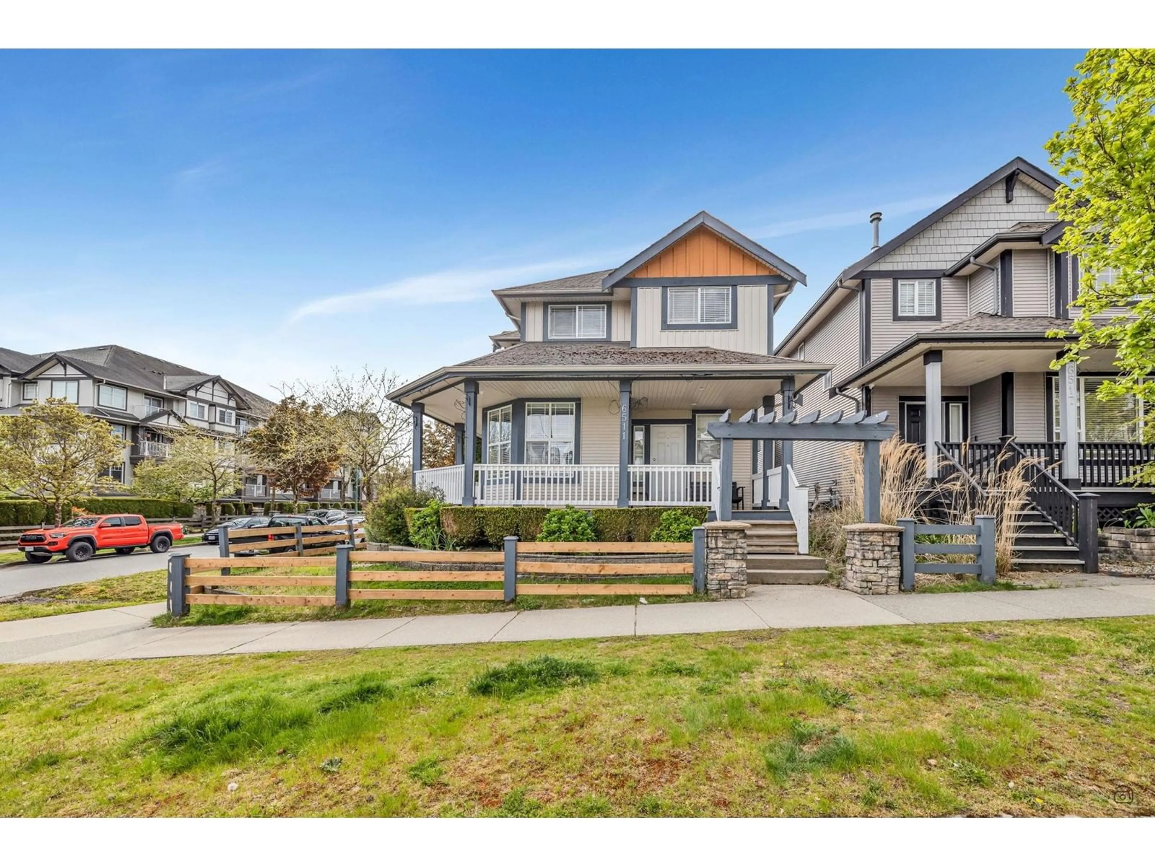 Home with vinyl exterior material, street for 6511 193A, Surrey British Columbia V4N5P8