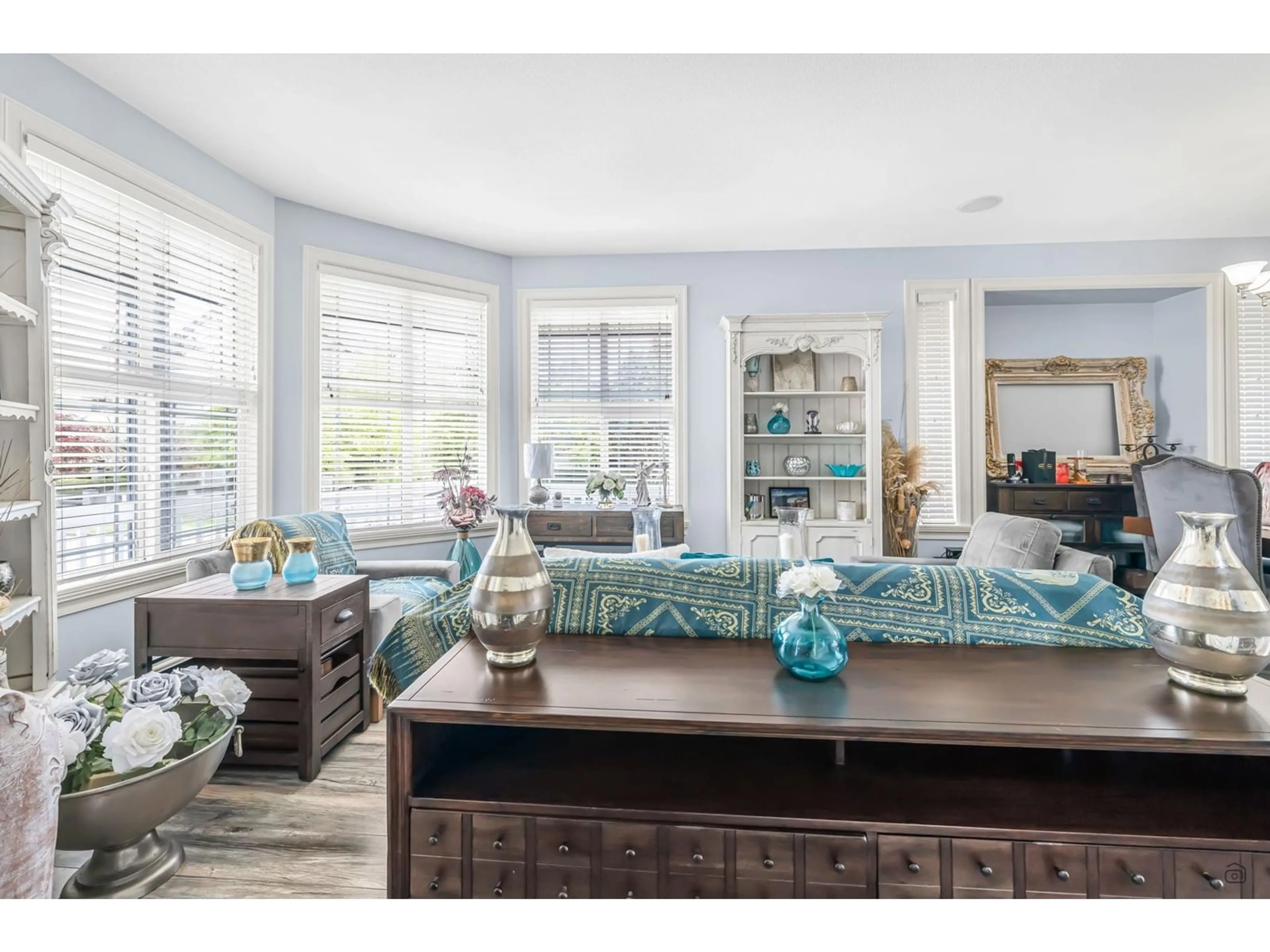 Living room with furniture, wood/laminate floor for 6511 193A, Surrey British Columbia V4N5P8