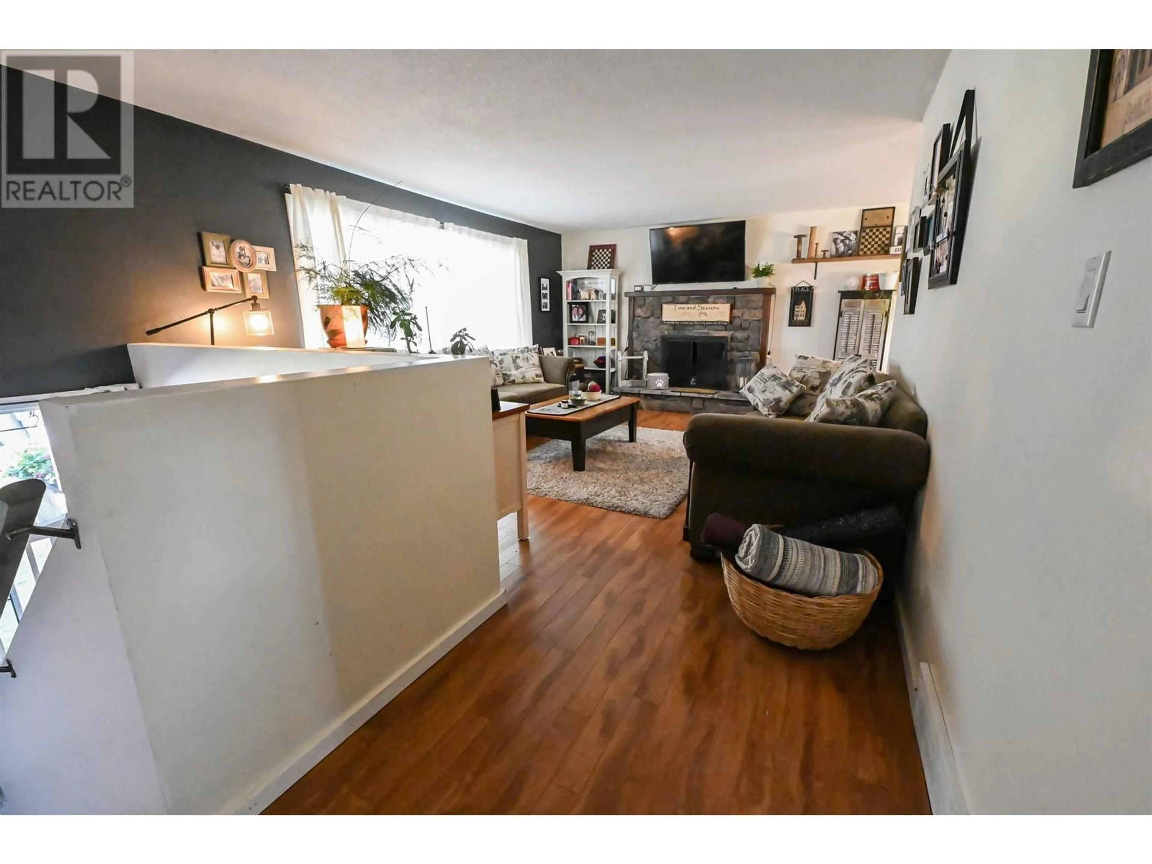 Living room with furniture, wood/laminate floor for 734 SMITH STREET, Williams Lake British Columbia V2G4A5
