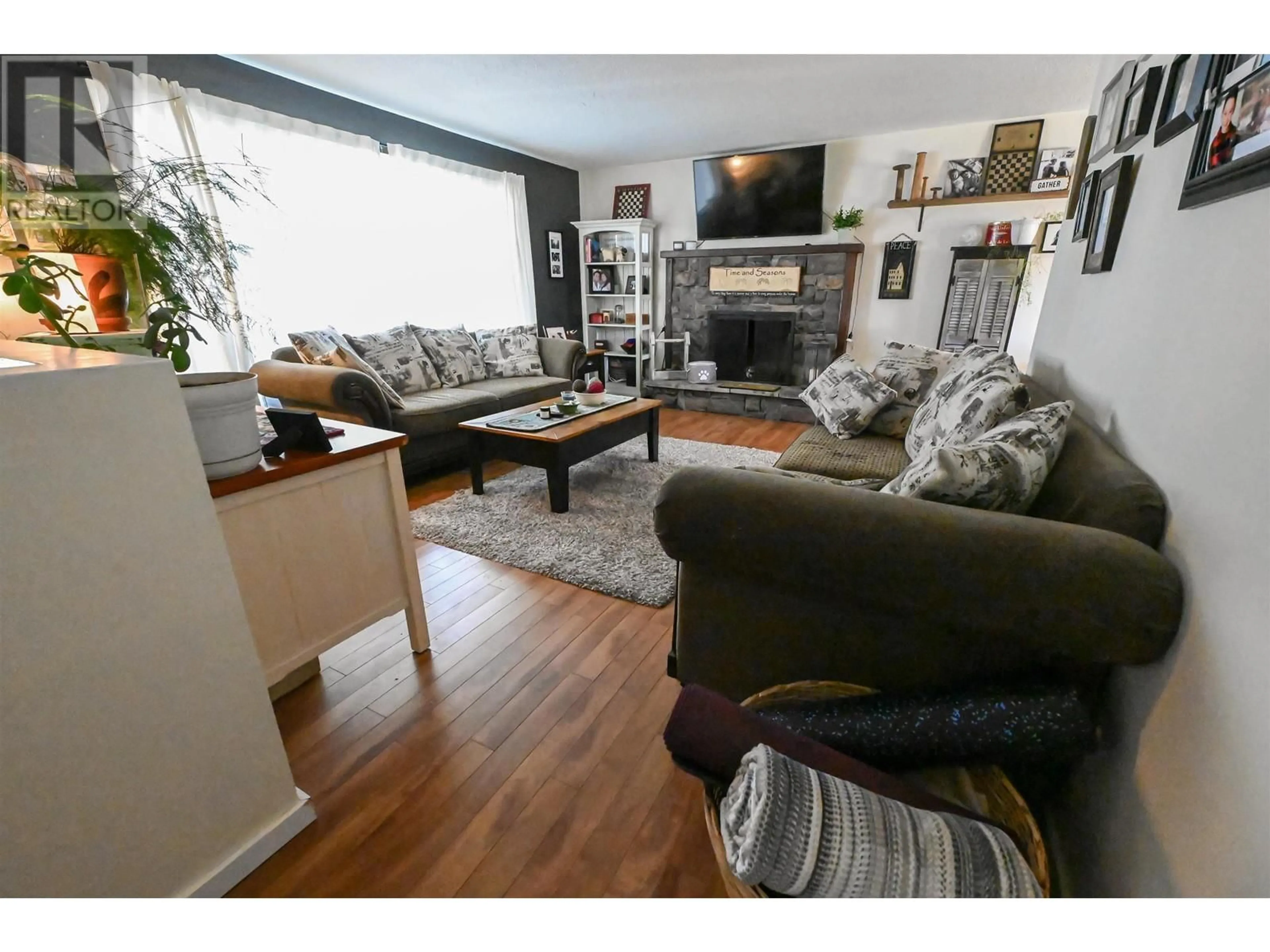 Living room with furniture, wood/laminate floor for 734 SMITH STREET, Williams Lake British Columbia V2G4A5
