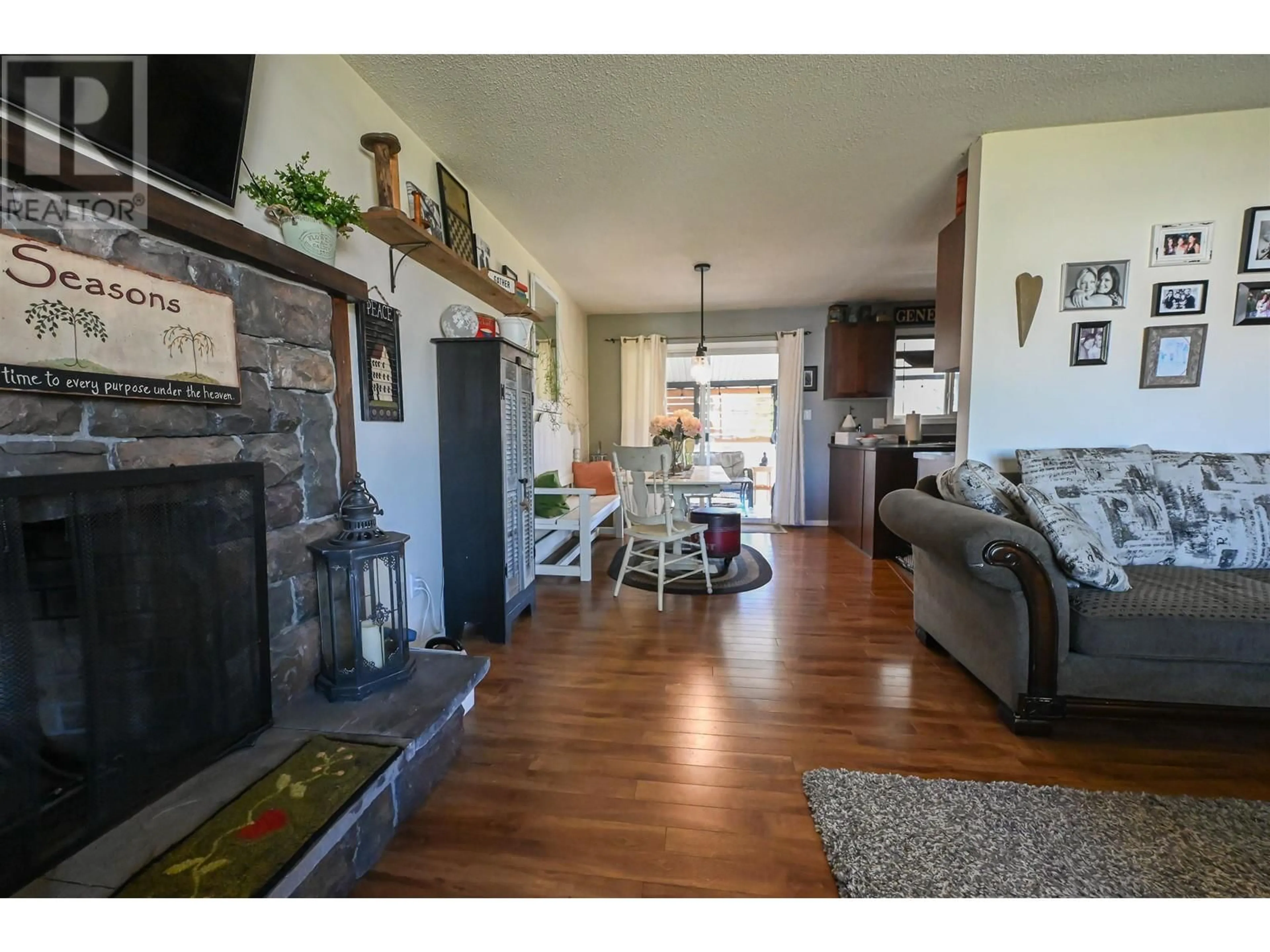 Living room with furniture, wood/laminate floor for 734 SMITH STREET, Williams Lake British Columbia V2G4A5