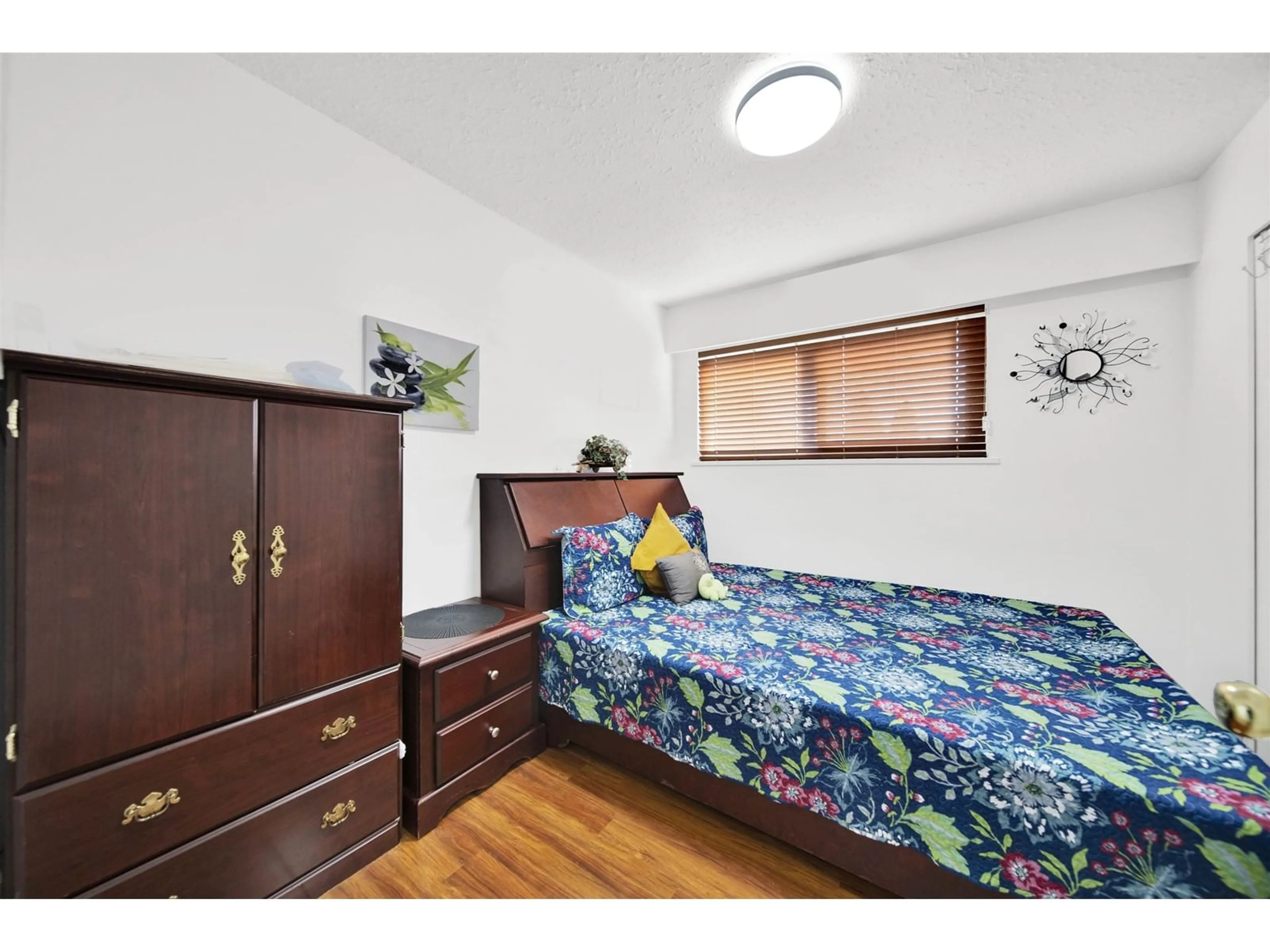 Bedroom with bed, wood/laminate floor for 26655 32, Langley British Columbia V4W3G1