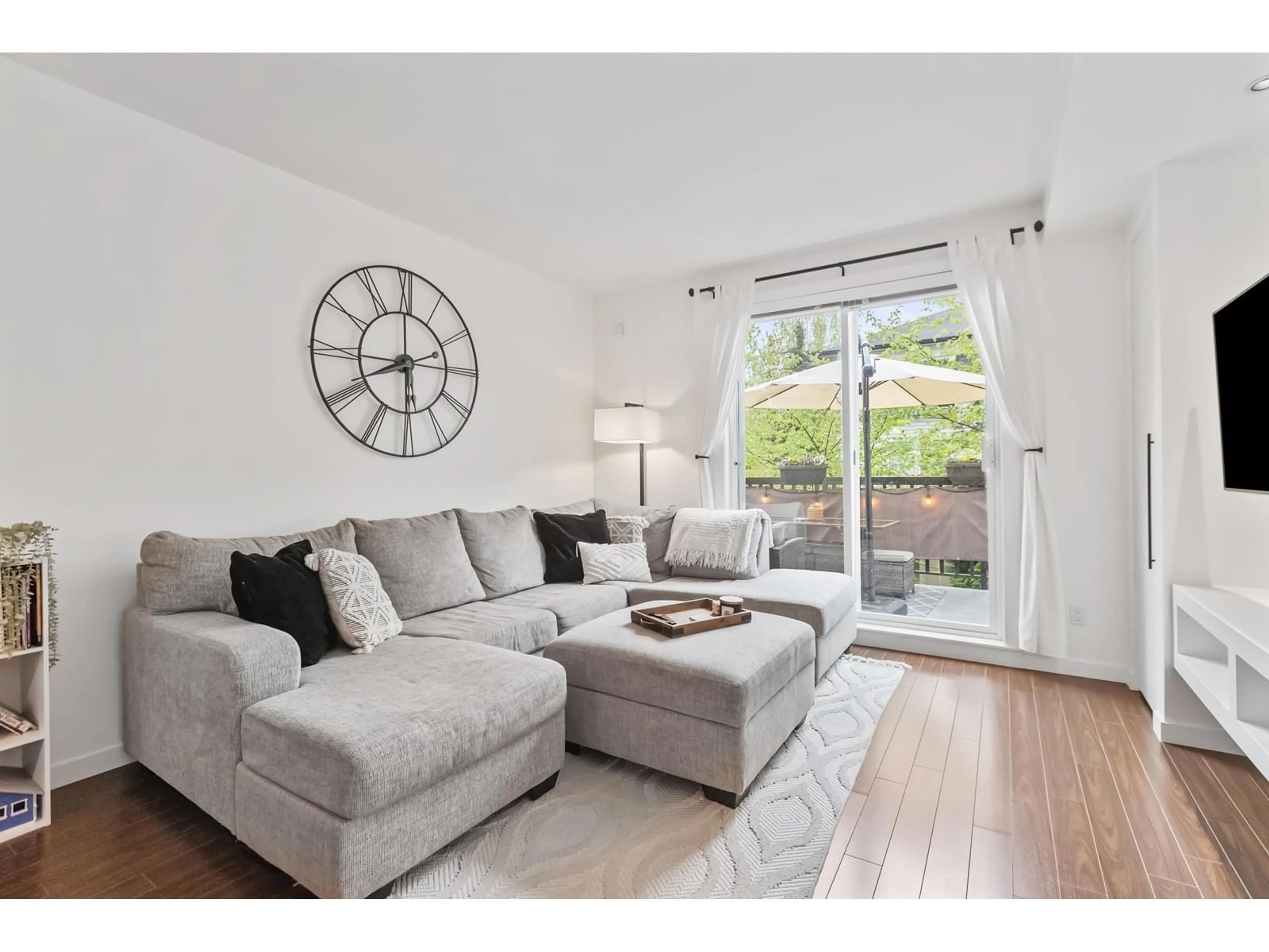 Living room with furniture, wood/laminate floor for 25 - 18983 72A, Surrey British Columbia V4N1A5
