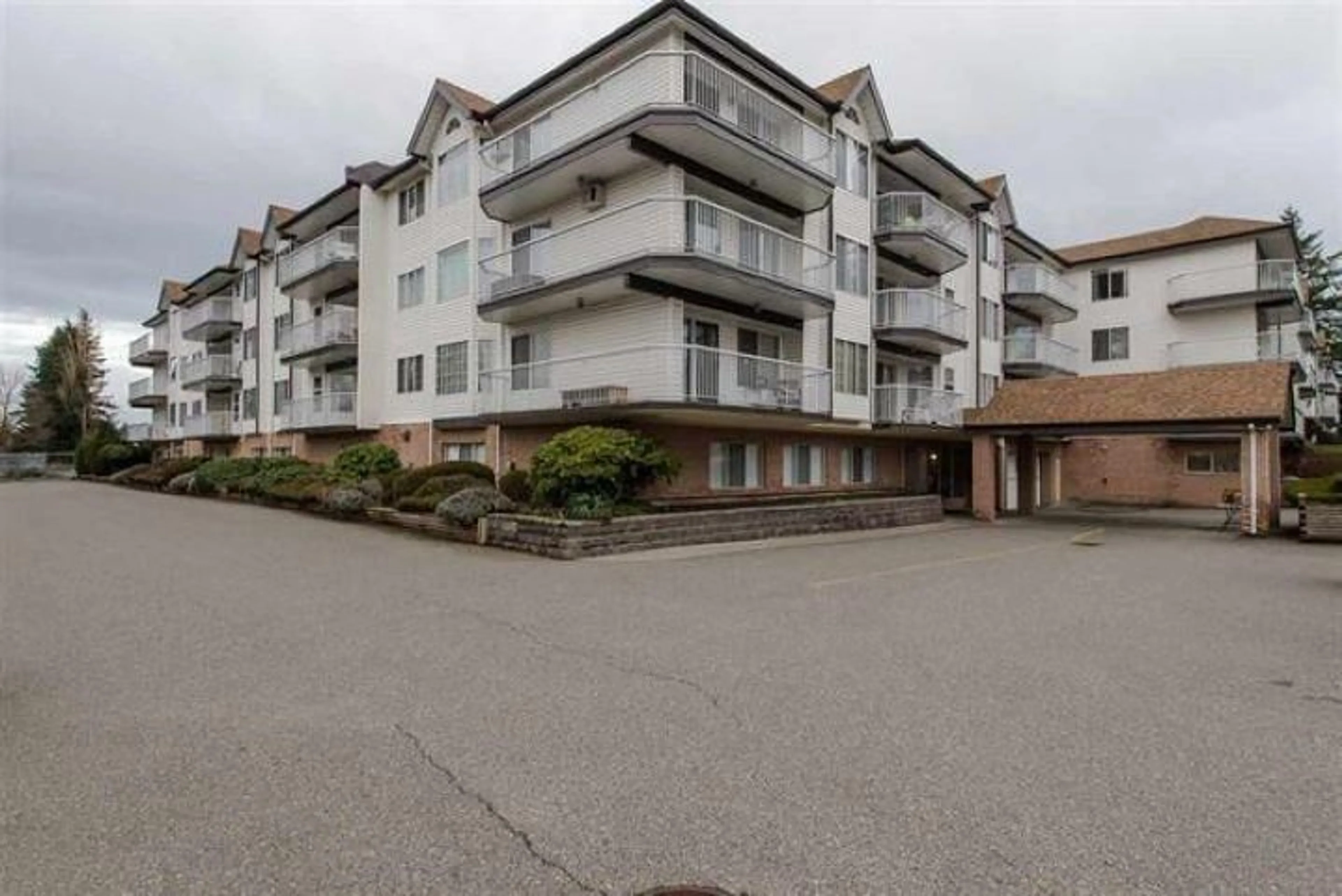 A pic from outside/outdoor area/front of a property/back of a property/a pic from drone, unknown for 218 - 33535 KING, Abbotsford British Columbia V2S6Z5