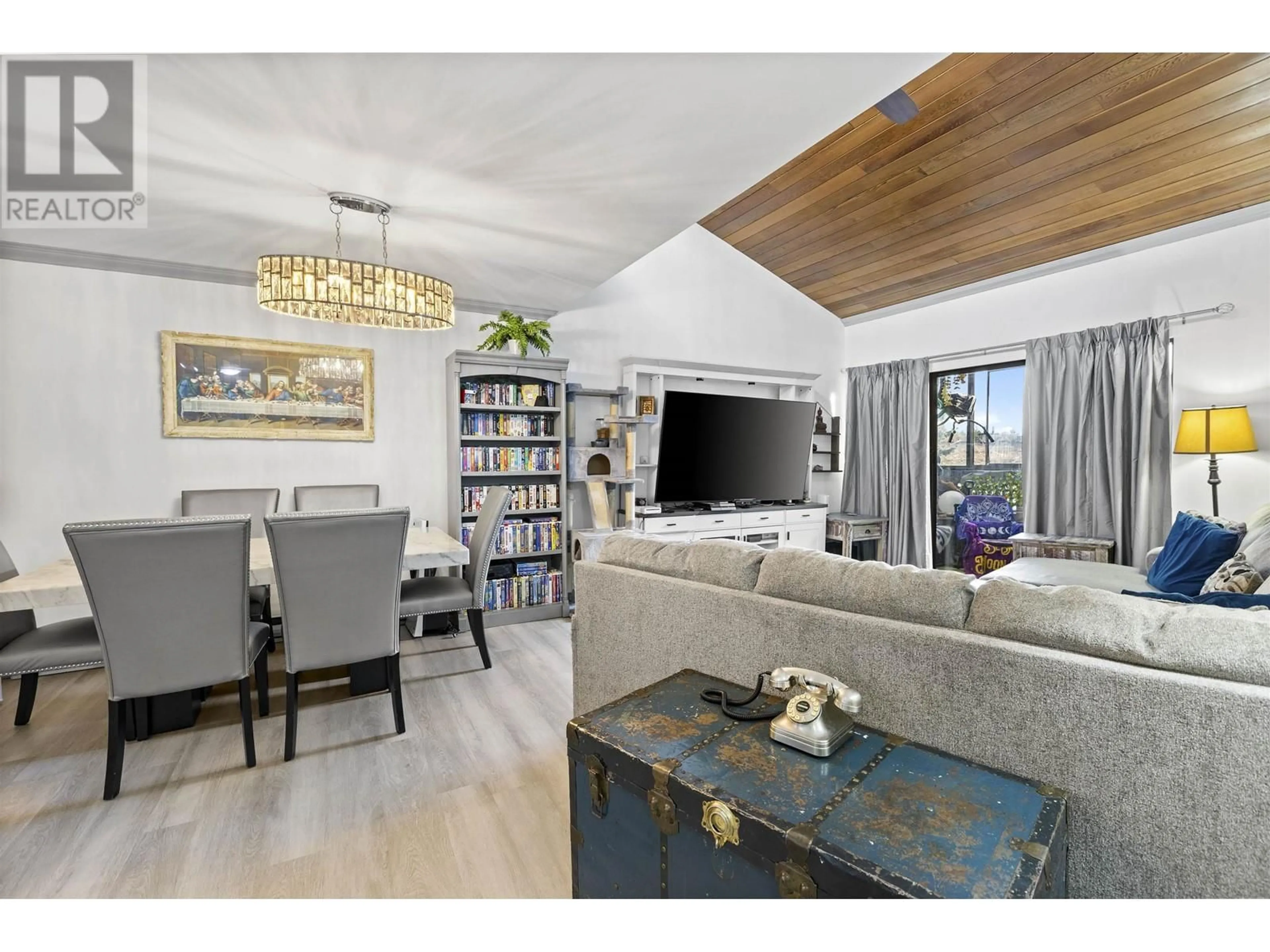 Living room with furniture, wood/laminate floor for 320 - 1195 PIPELINE ROAD, Coquitlam British Columbia V3B6J5