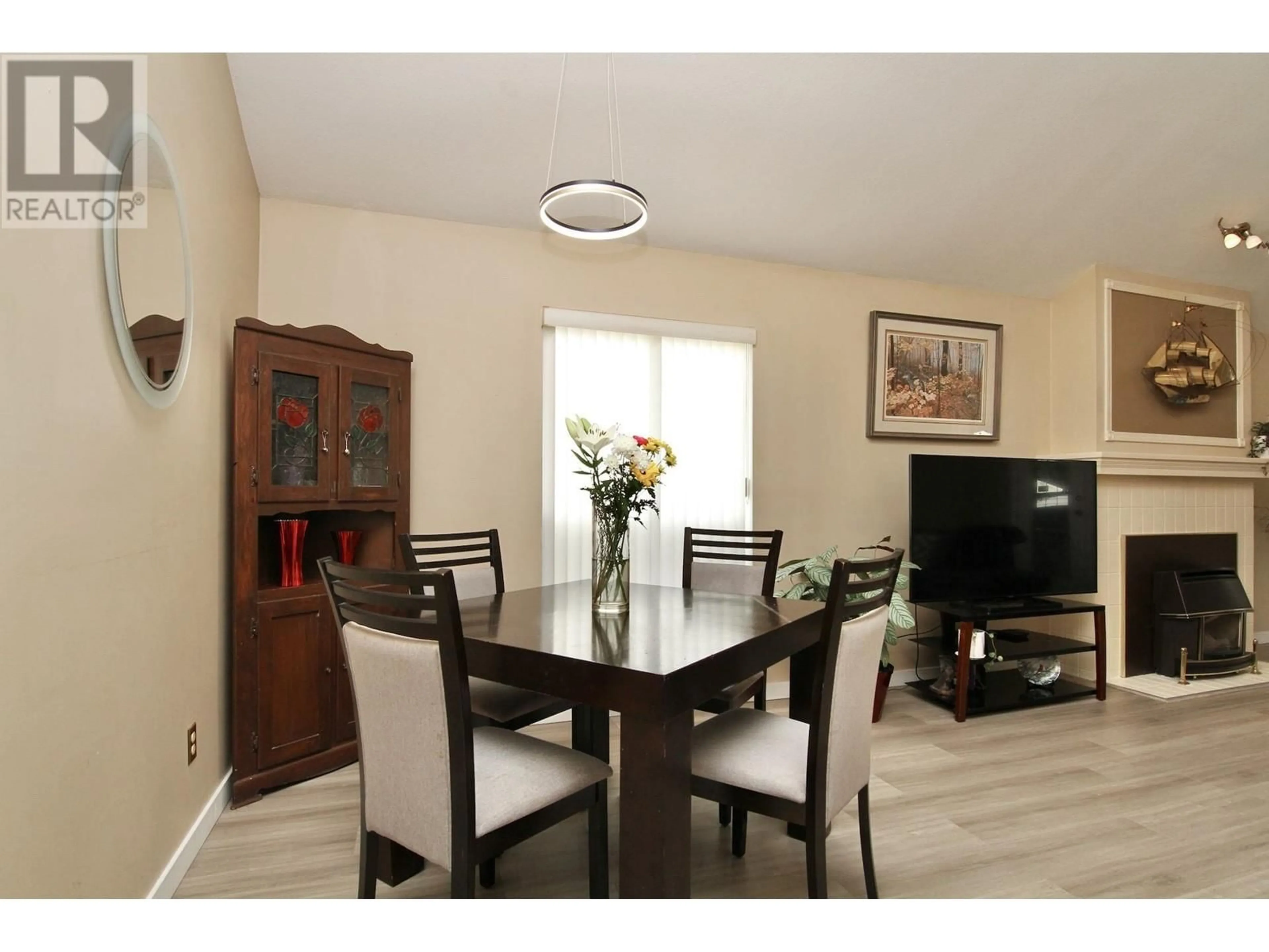 Dining room, wood/laminate floor for 11465 207A STREET, Maple Ridge British Columbia V2X0C7