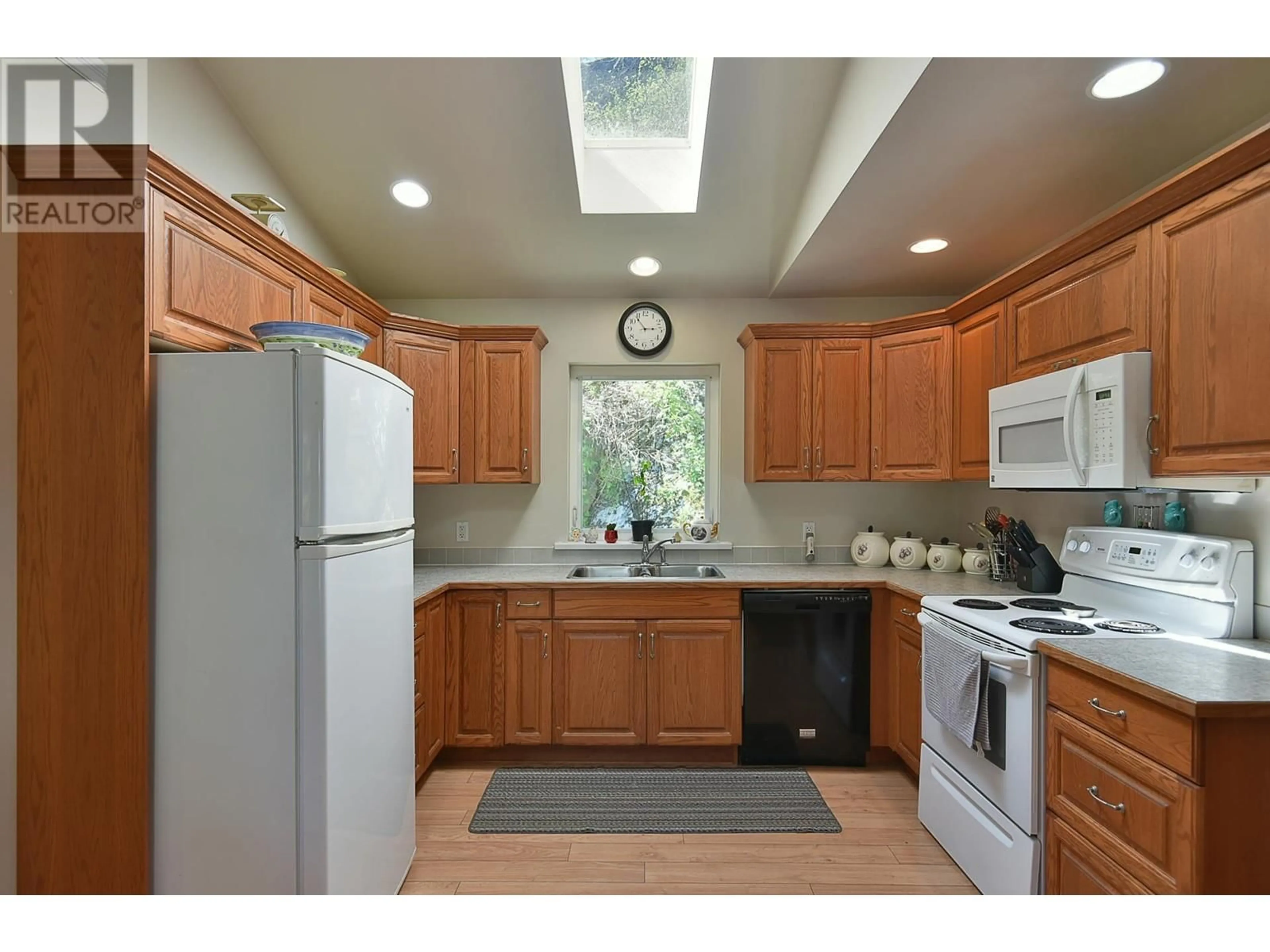 Standard kitchen, ceramic/tile floor for 5689 SALMON DRIVE, Sechelt British Columbia V0N3A0