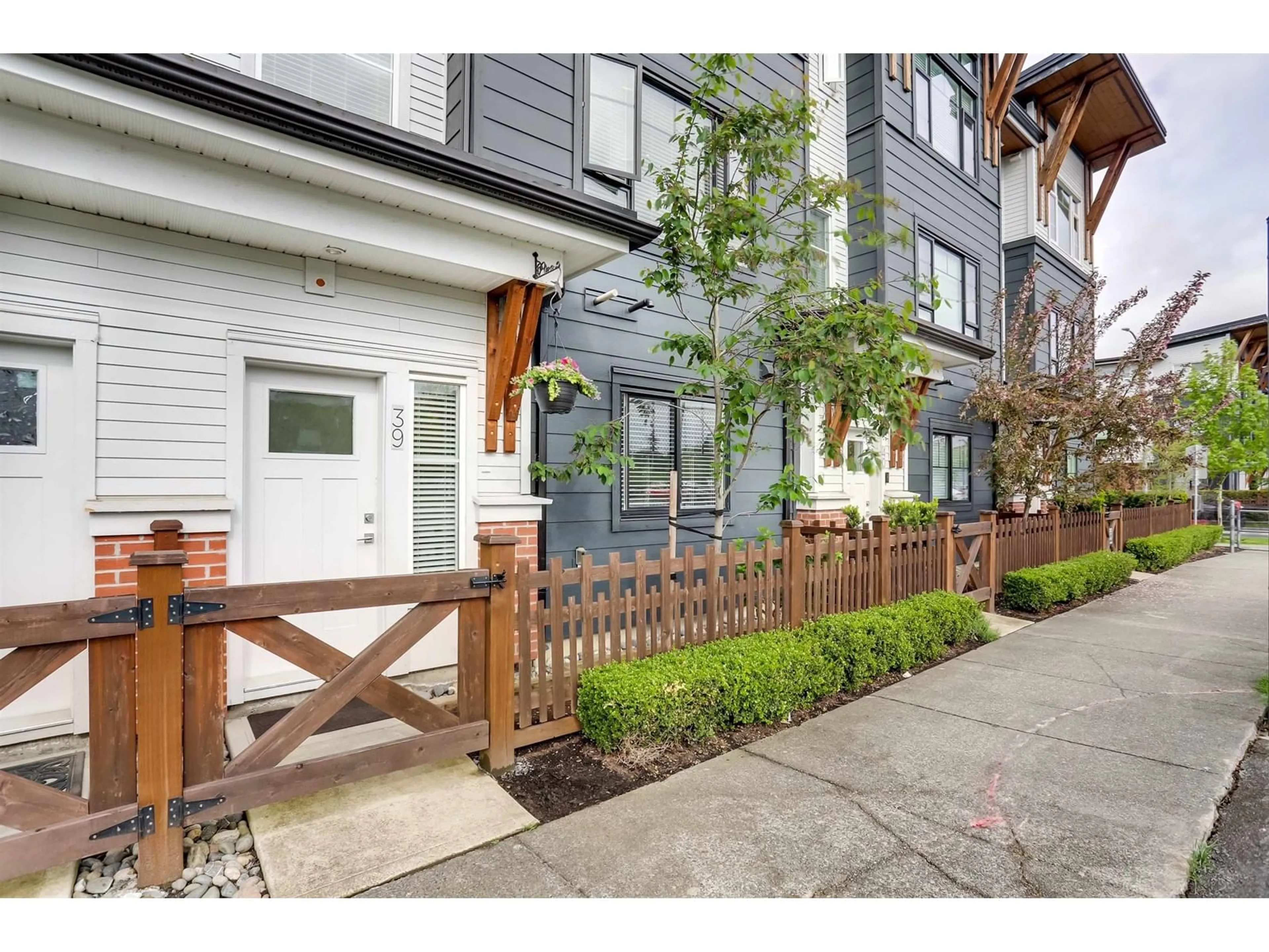 Indoor entryway for 39 - 22128 48A, Langley British Columbia V3A0L6