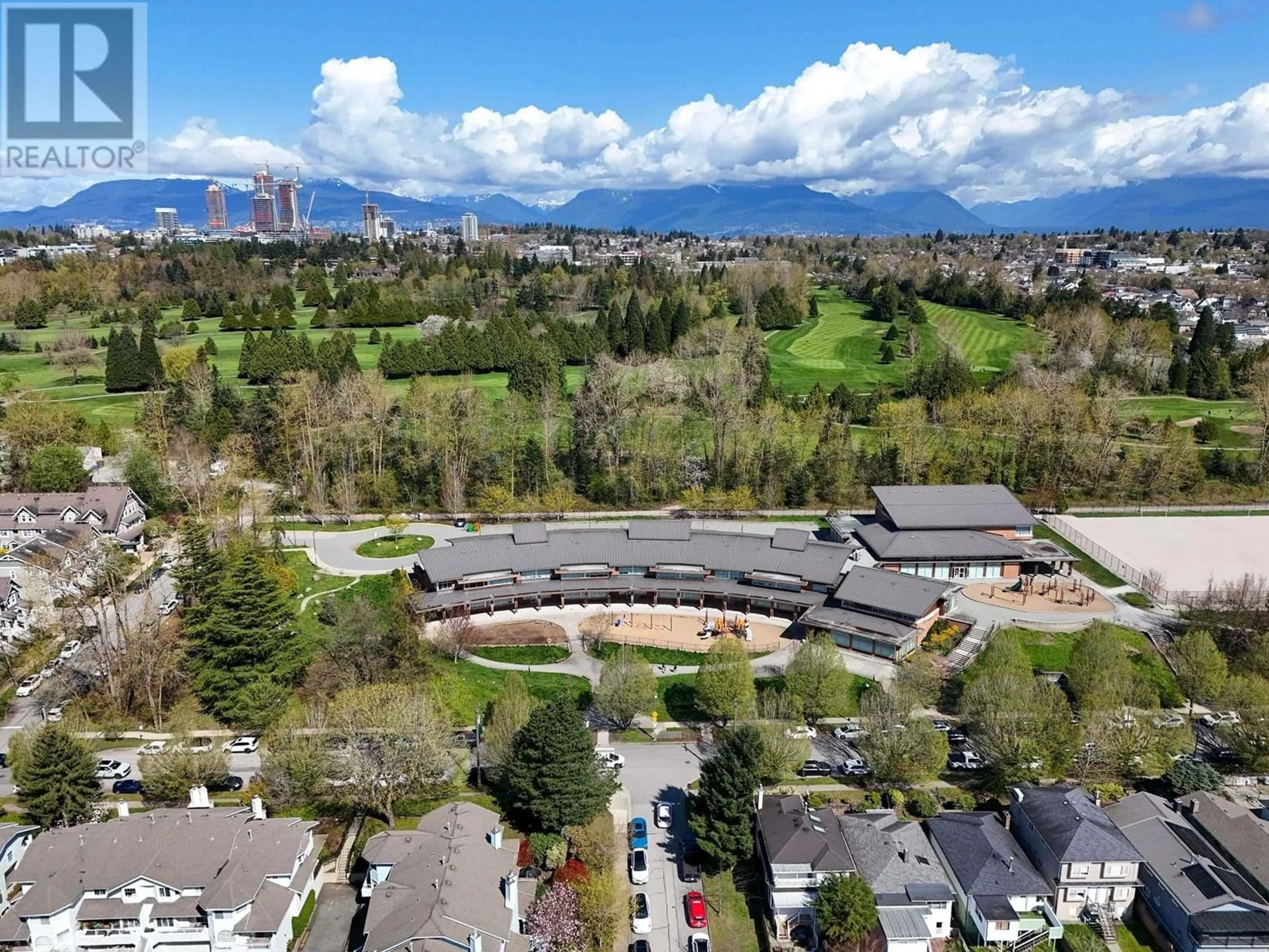 A pic from outside/outdoor area/front of a property/back of a property/a pic from drone, mountain view for 17 - 7619 YUKON STREET, Vancouver British Columbia V5X2Y4