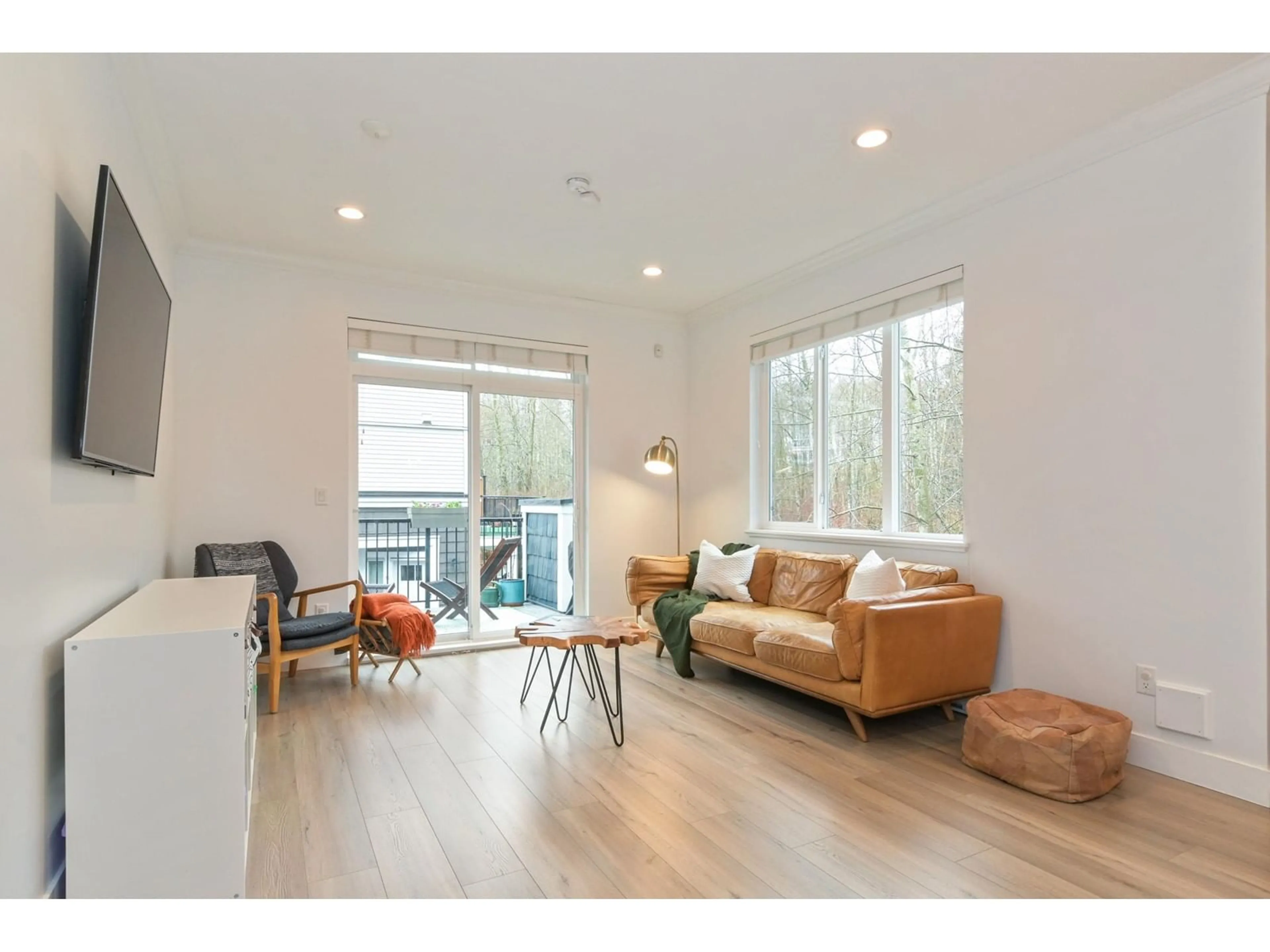 Living room with furniture, wood/laminate floor for 1 - 3039 156, Surrey British Columbia V3Z6T5