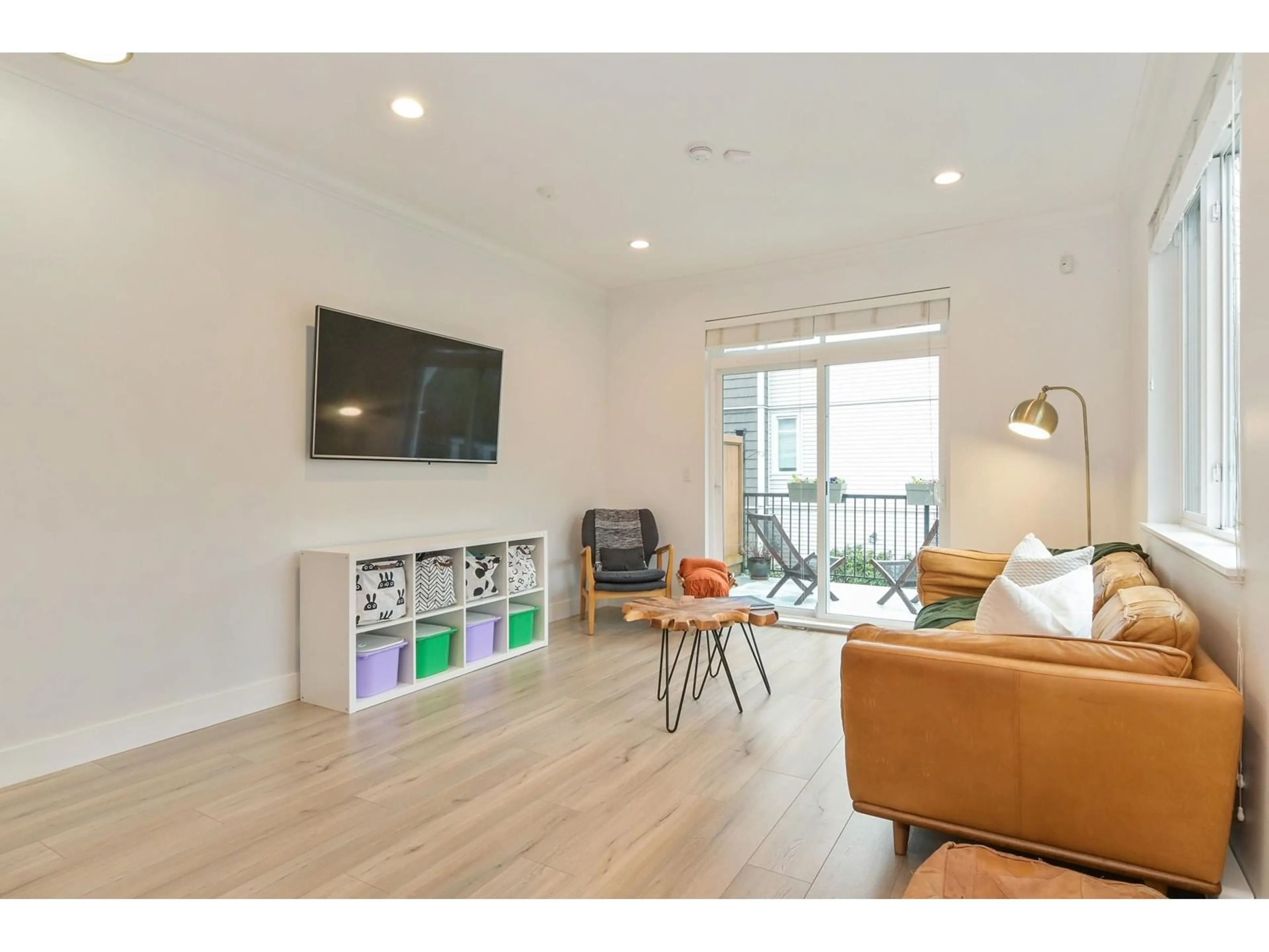 Living room with furniture, wood/laminate floor for 1 - 3039 156, Surrey British Columbia V3Z6T5