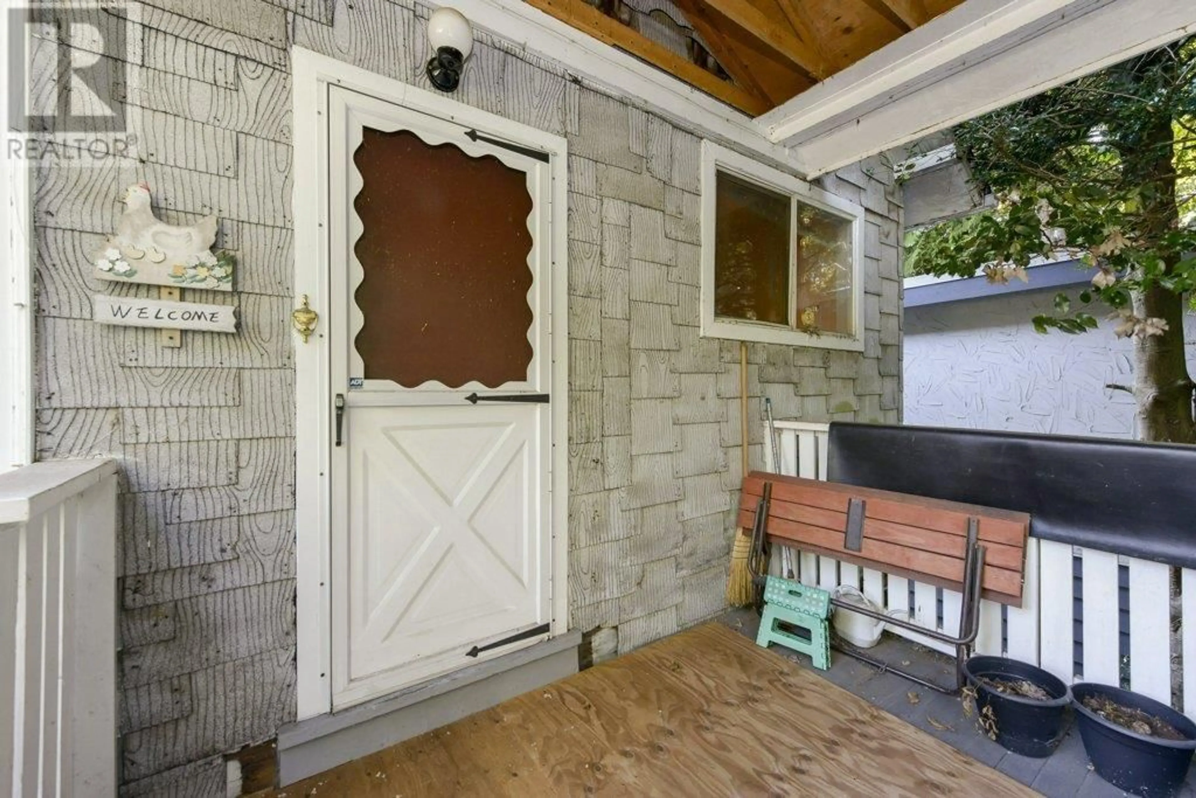 Indoor entryway for 535 15TH STREET, North Vancouver British Columbia V7M1S8