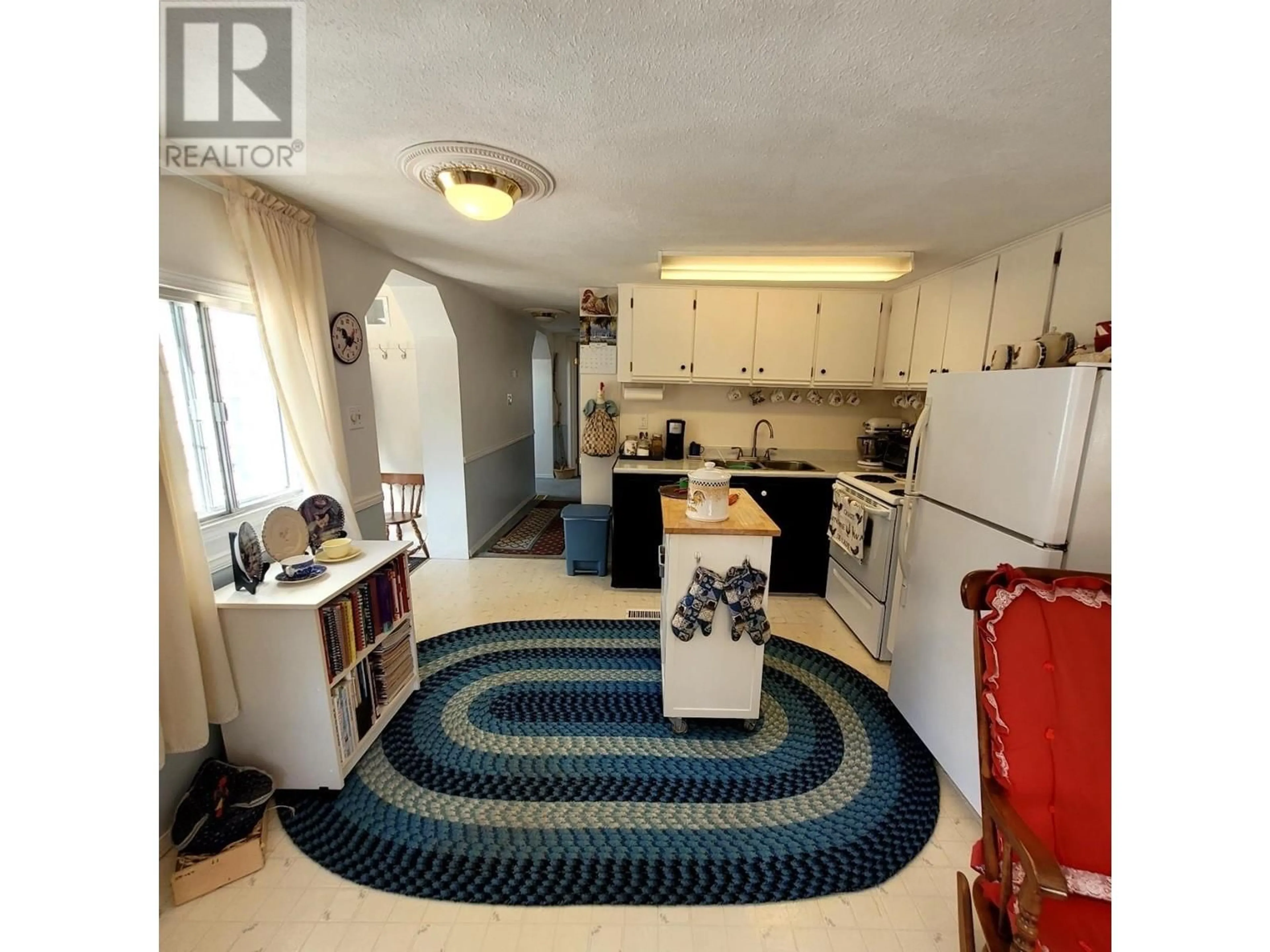 Open concept kitchen, unknown for 262 JEFFERSON ROAD, 150 Mile House British Columbia V0K2G0