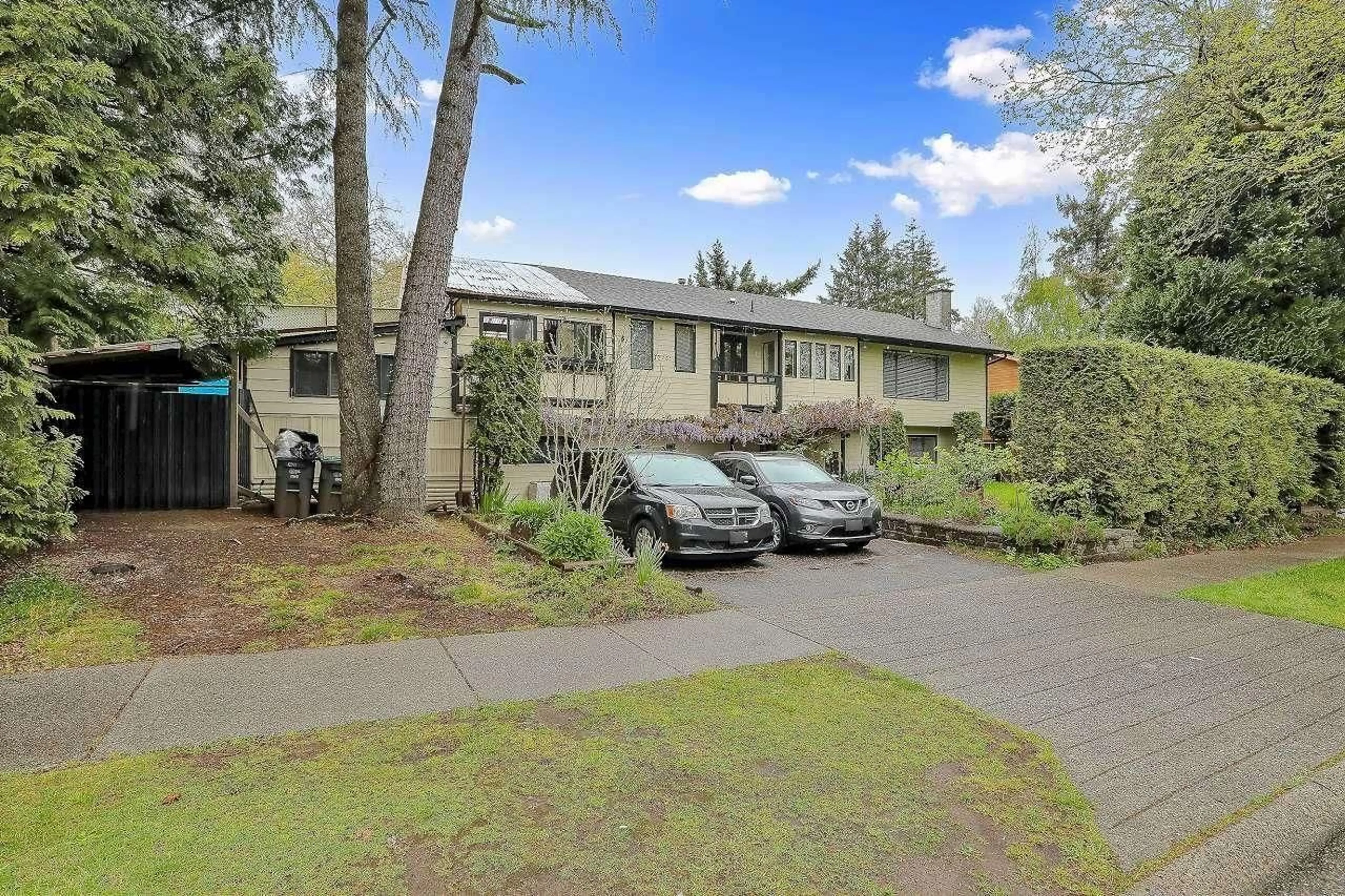 A pic from outside/outdoor area/front of a property/back of a property/a pic from drone, street for 12761 ARRAN, Surrey British Columbia V3V6J5