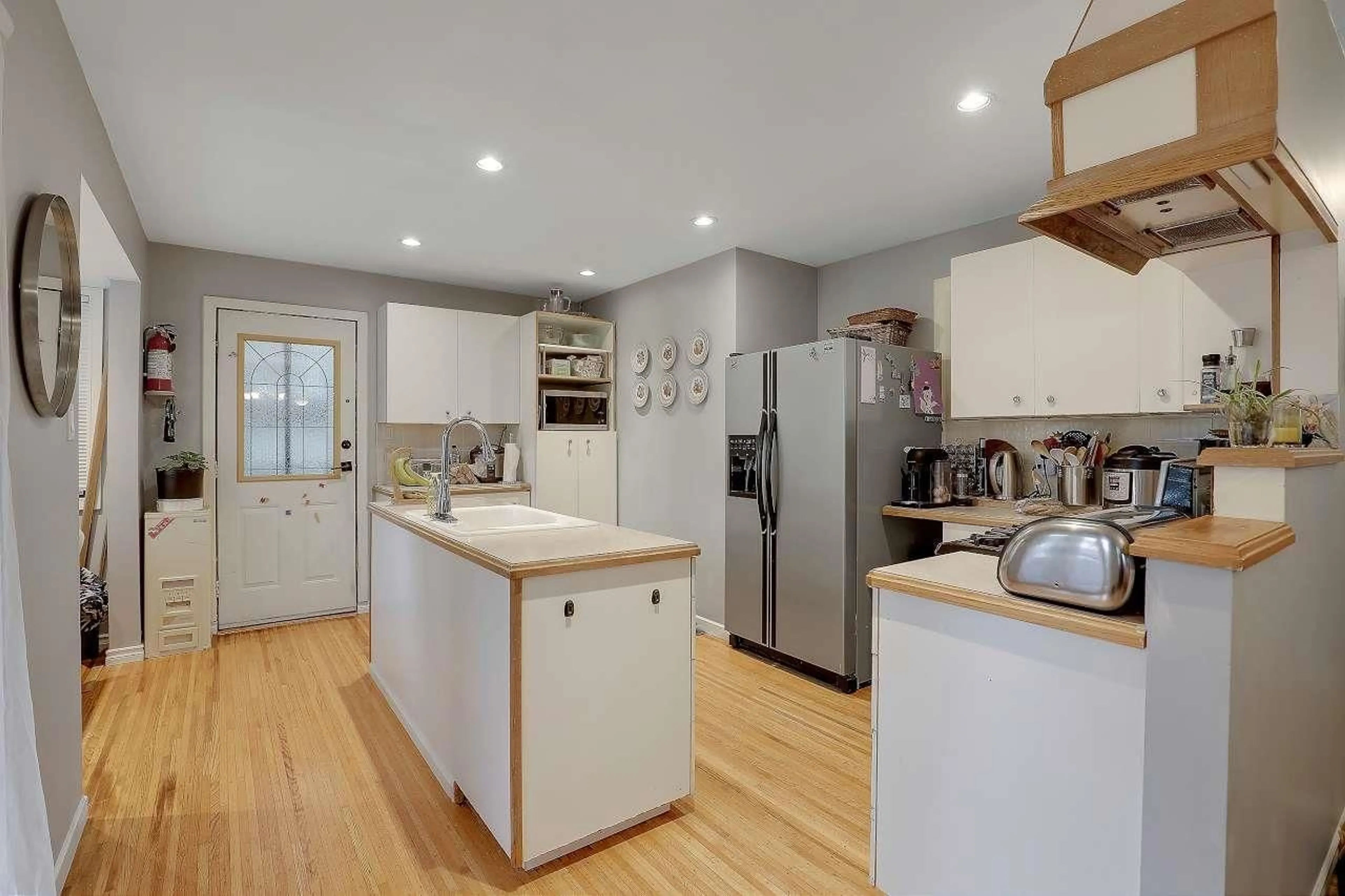 Open concept kitchen, wood/laminate floor for 12761 ARRAN, Surrey British Columbia V3V6J5