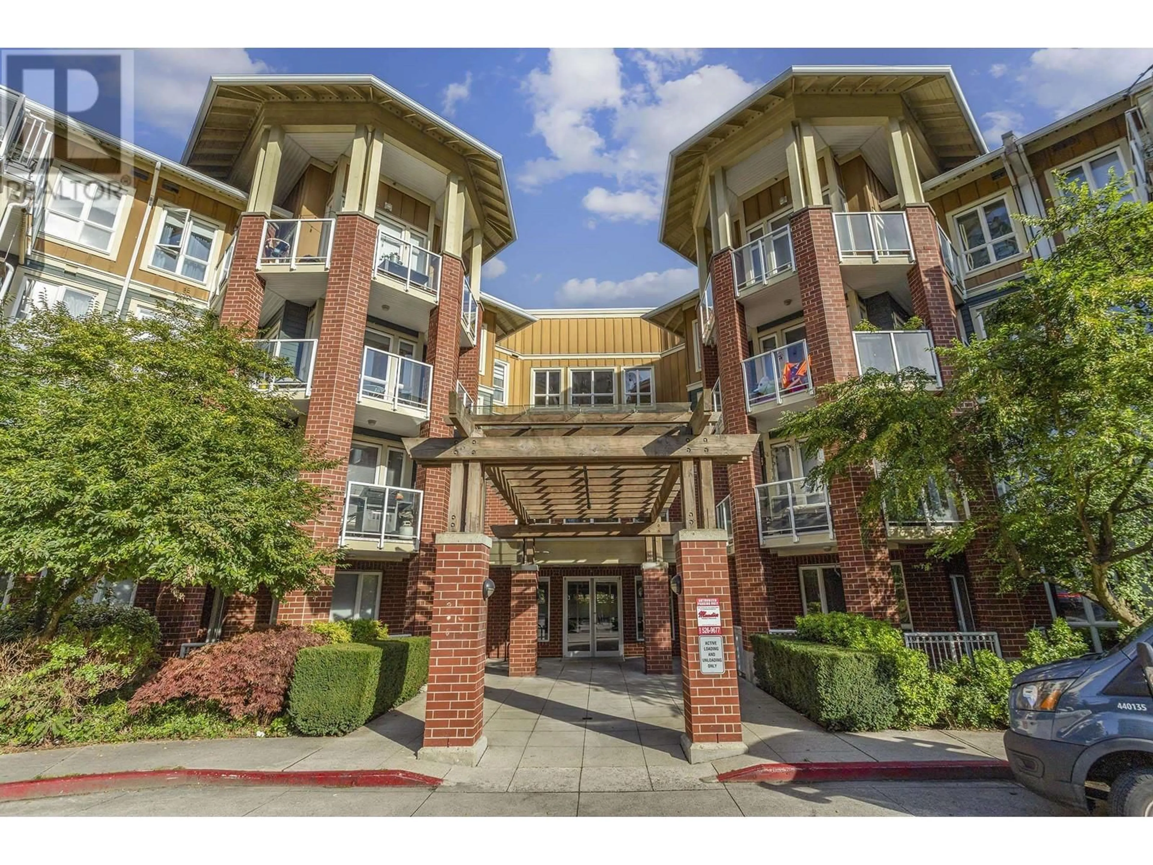Indoor foyer for 205 - 14 ROYAL AVENUE, New Westminster British Columbia V3L5W5