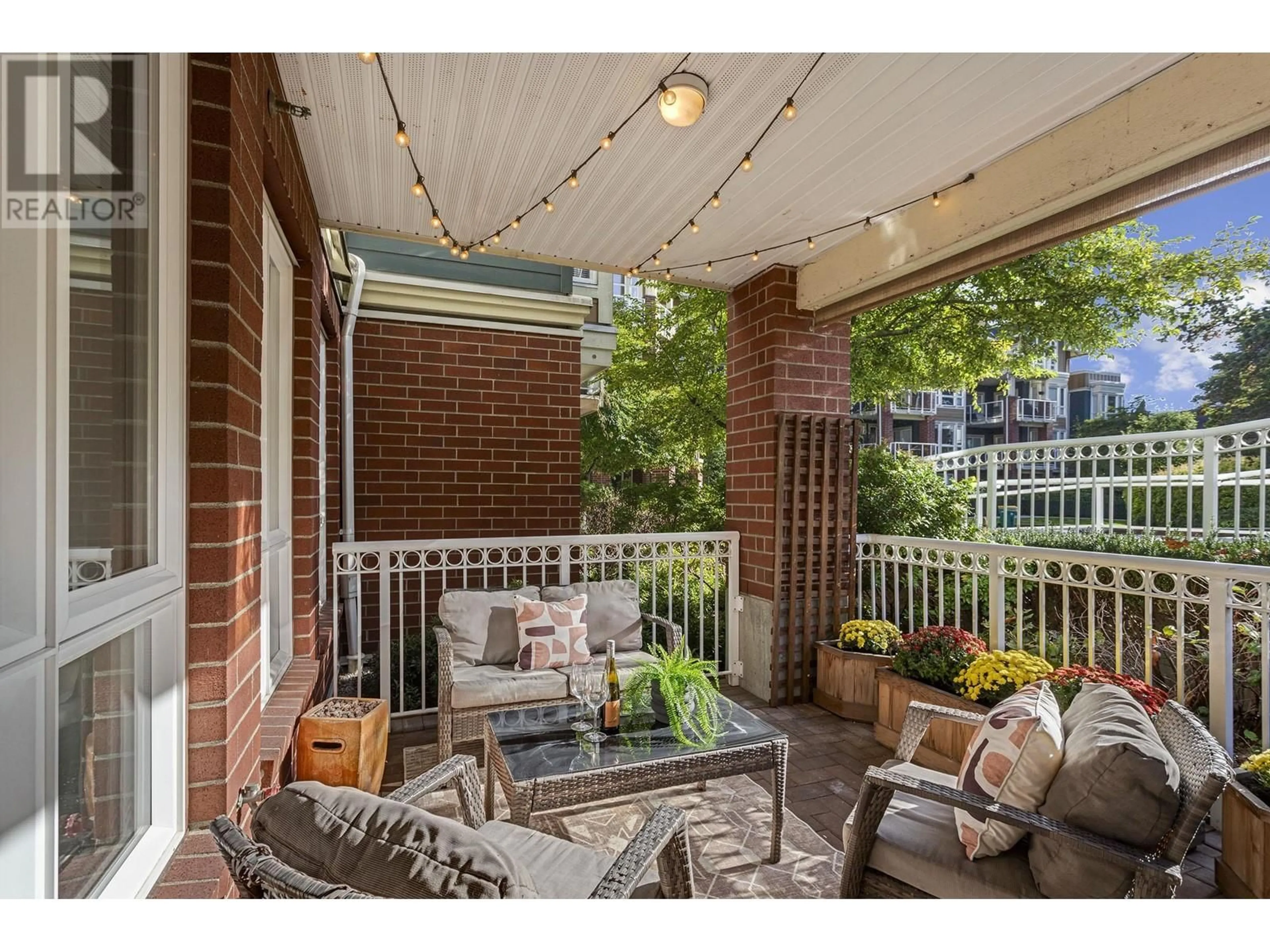 Patio, street for 205 - 14 ROYAL AVENUE, New Westminster British Columbia V3L5W5