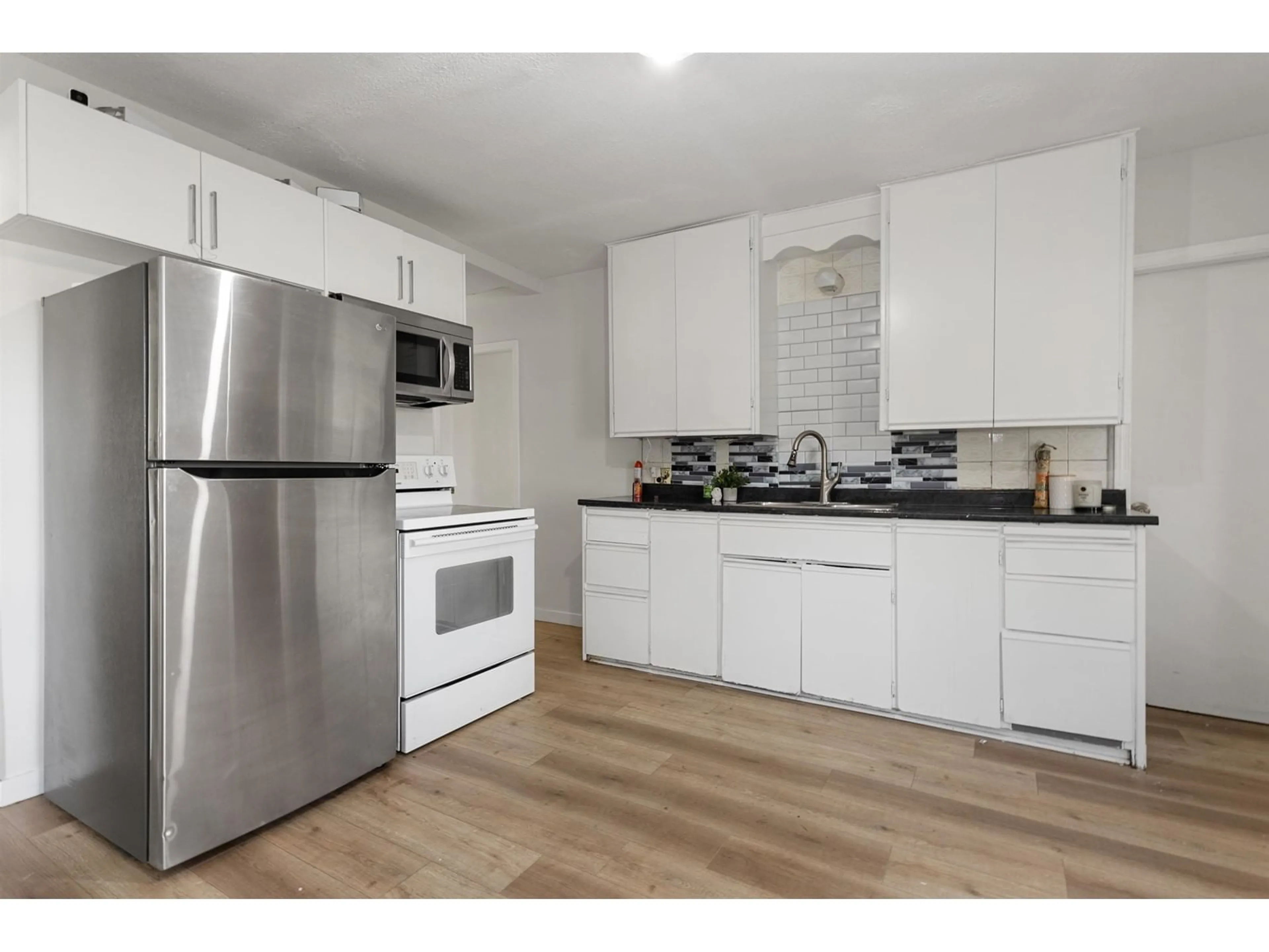 Standard kitchen, wood/laminate floor for 46228 FIRST AVENUE, Chilliwack British Columbia V2P1W5