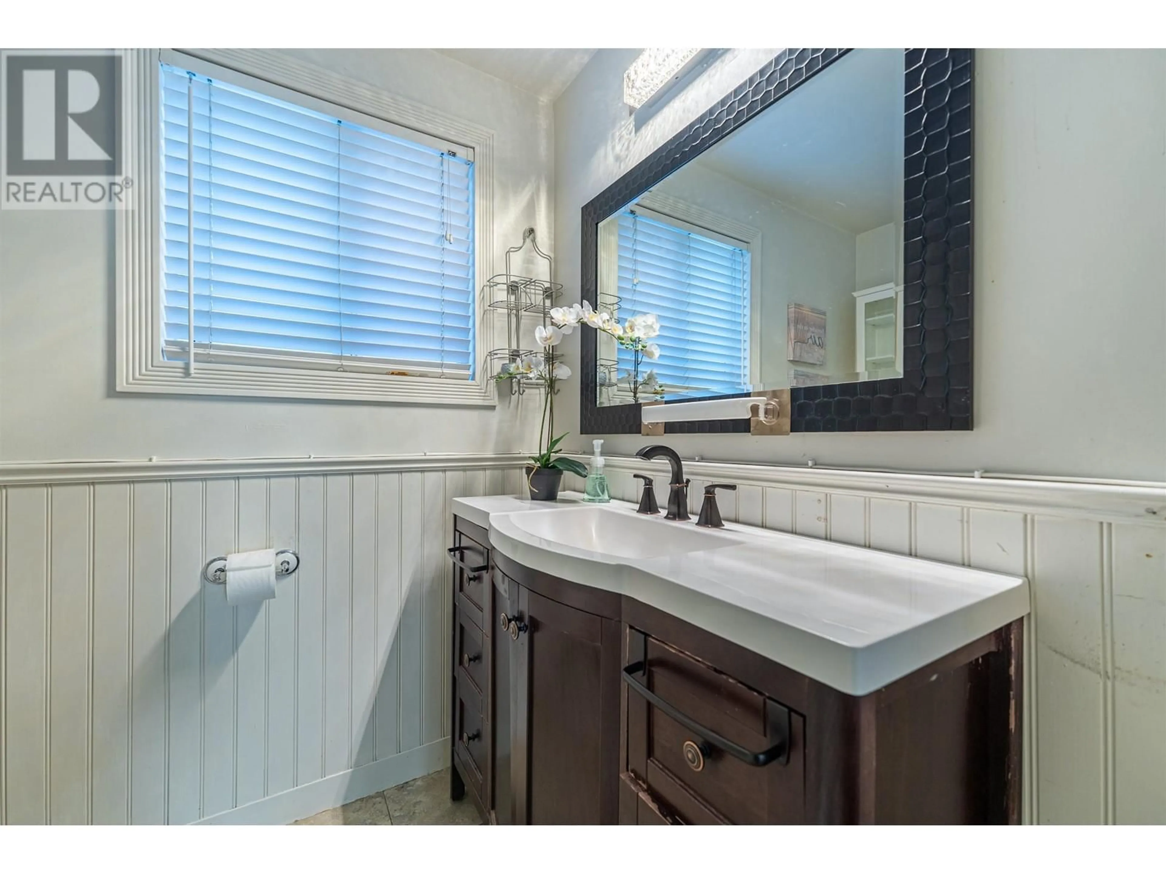 Standard bathroom, ceramic/tile floor for 2085 45TH AVENUE, Vancouver British Columbia V6M2H8