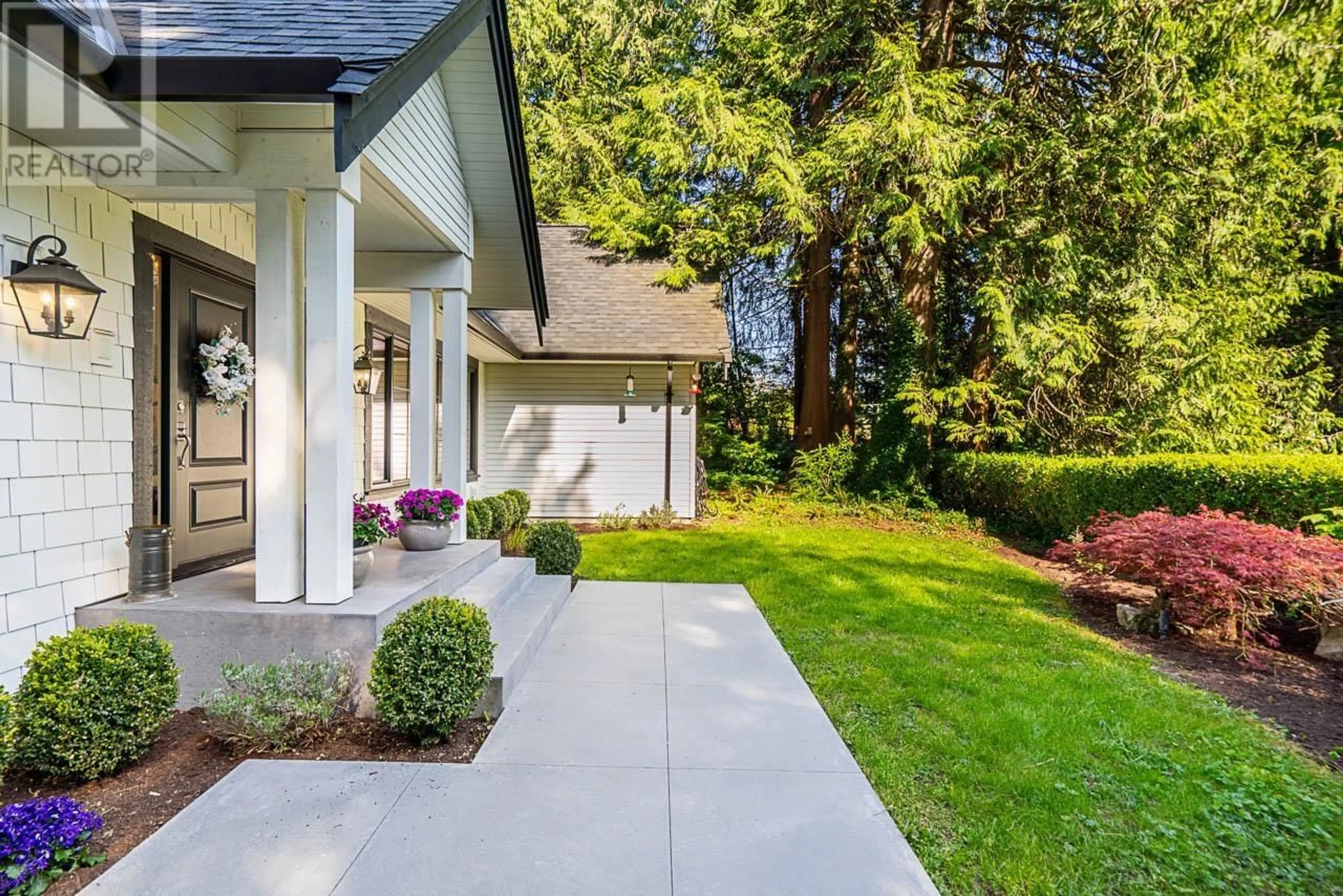 Home with vinyl exterior material, street for 435 MACBETH CRESCENT, West Vancouver British Columbia V7T1V8