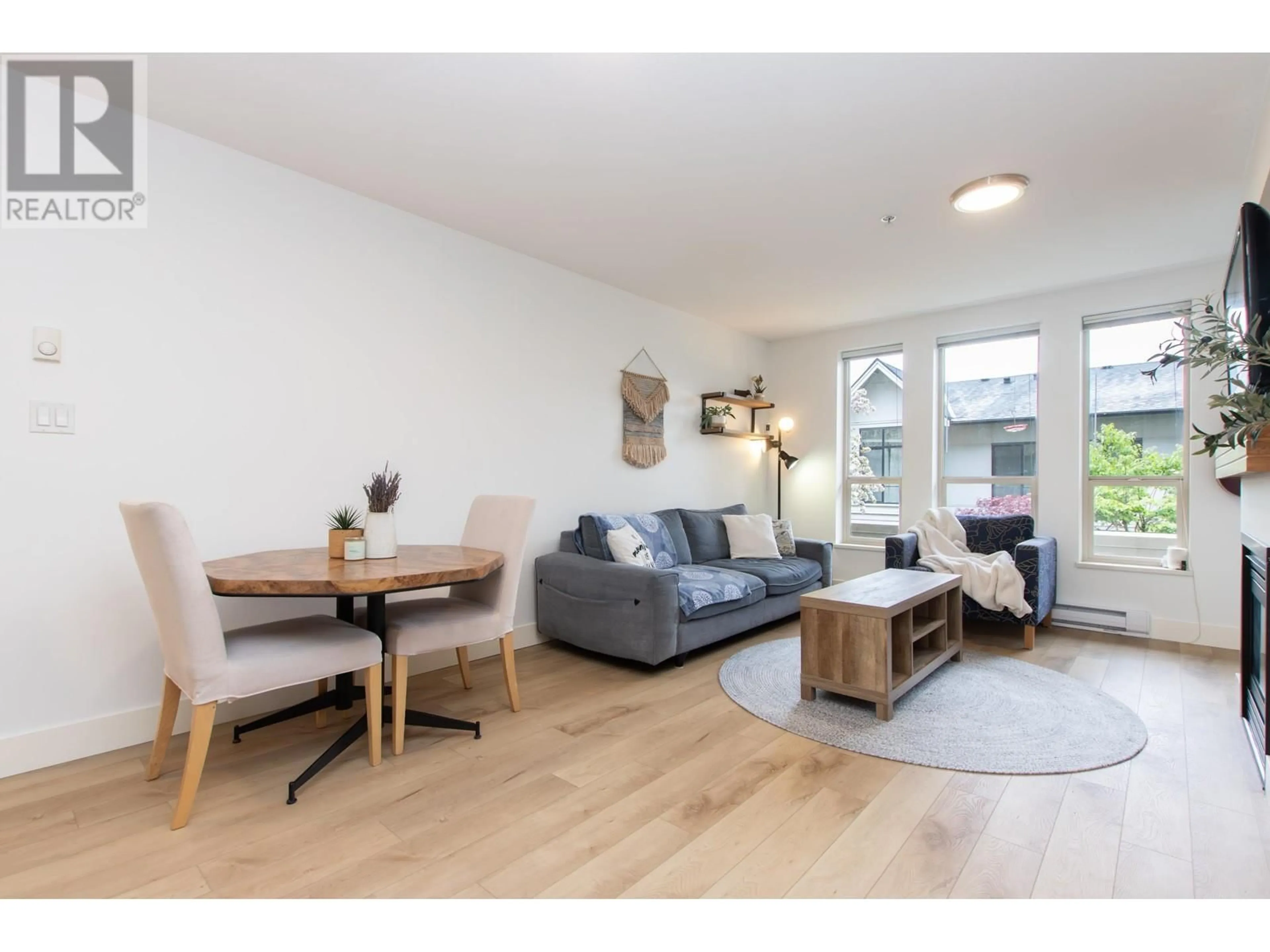 Living room with furniture, wood/laminate floor for 217 - 1211 VILLAGE GREEN WAY, Squamish British Columbia V8B0R7
