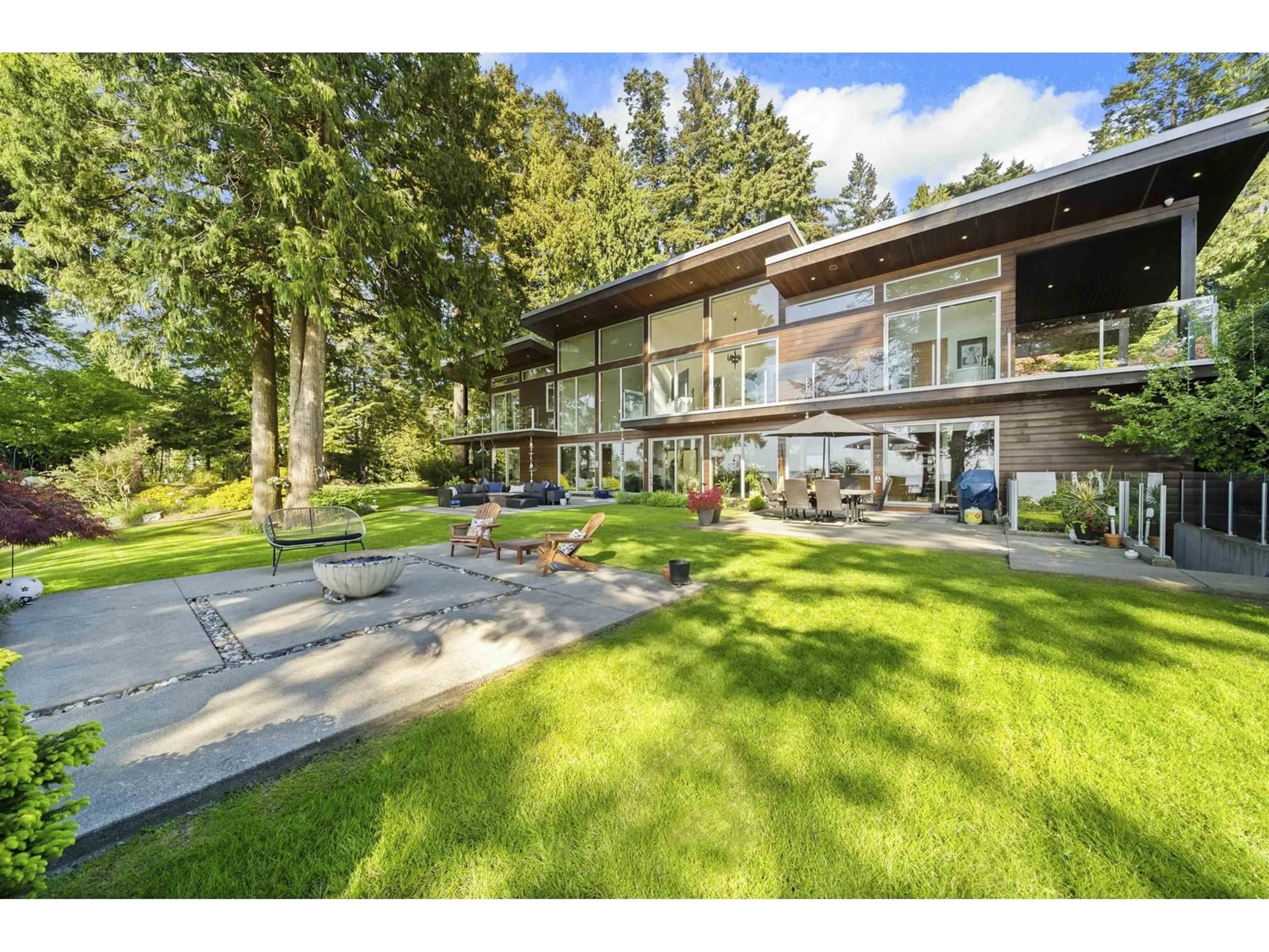 A pic from outside/outdoor area/front of a property/back of a property/a pic from drone, unknown for 2443 CHRISTOPHERSON, Surrey British Columbia V4A3L2