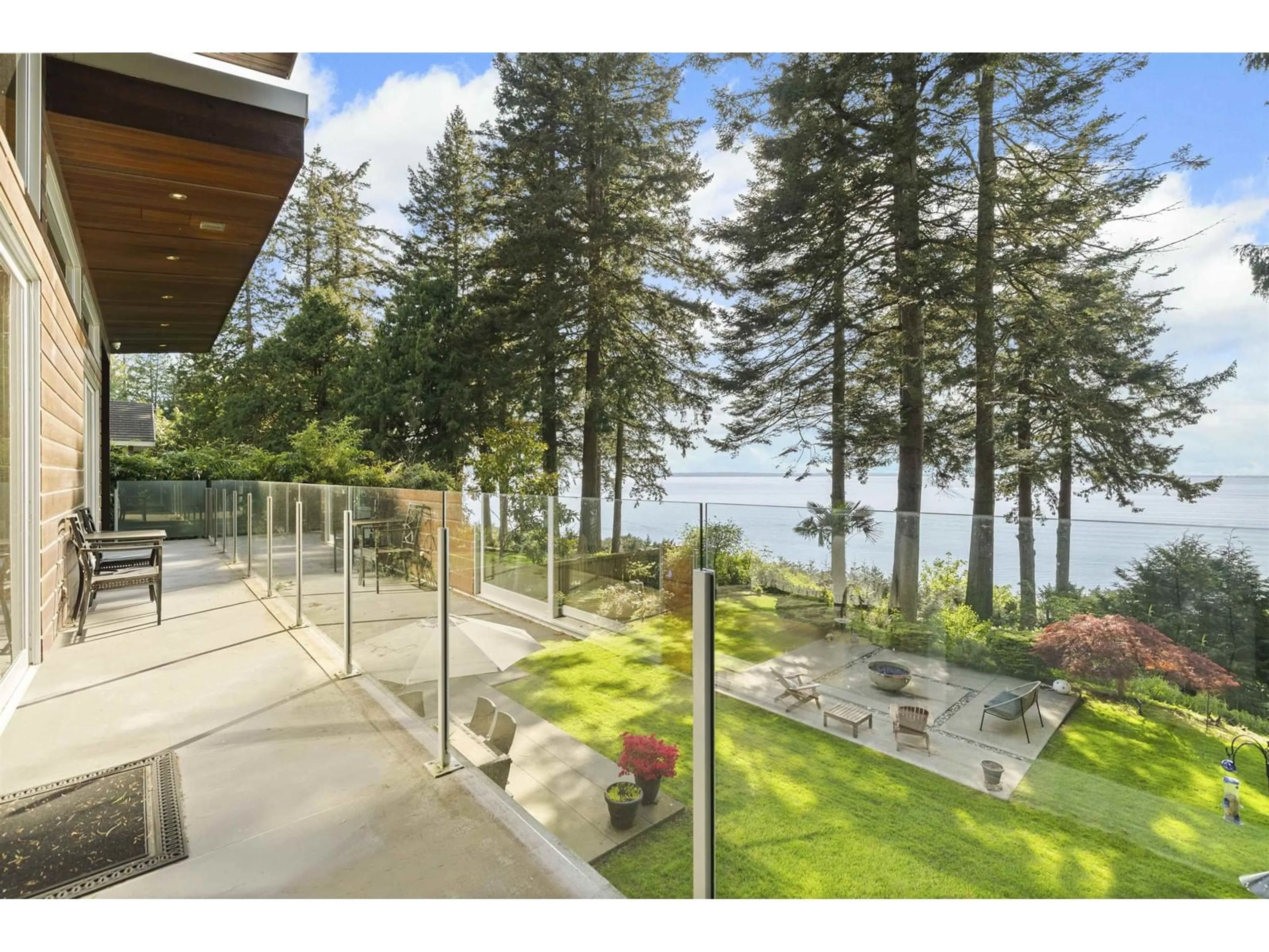 Patio, water/lake/river/ocean view for 2443 CHRISTOPHERSON, Surrey British Columbia V4A3L2