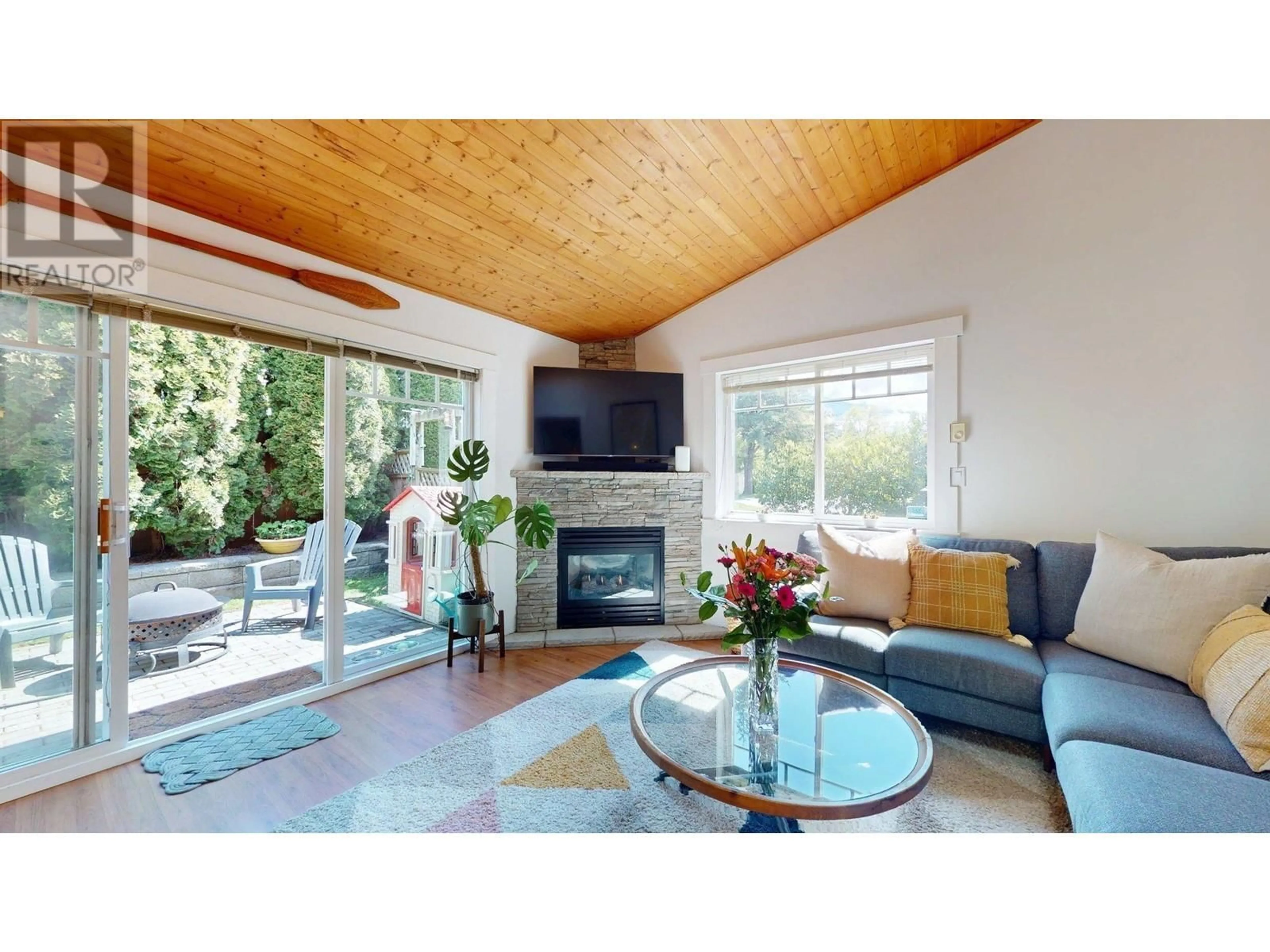 Living room with furniture, wood/laminate floor for 34 - 1821 WILLOW CRESCENT, Squamish British Columbia V8B0L9