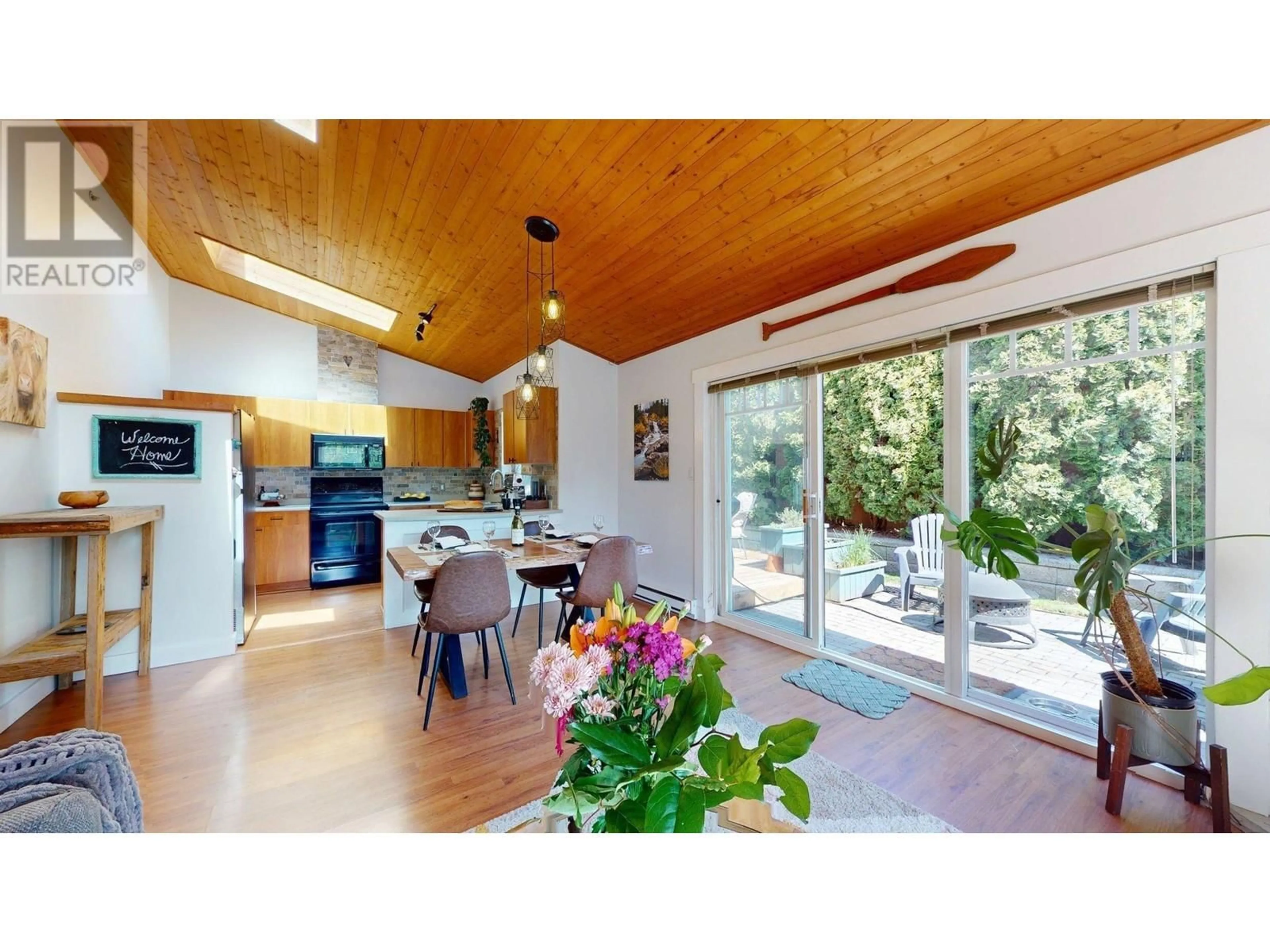 Open concept kitchen, wood/laminate floor for 34 - 1821 WILLOW CRESCENT, Squamish British Columbia V8B0L9