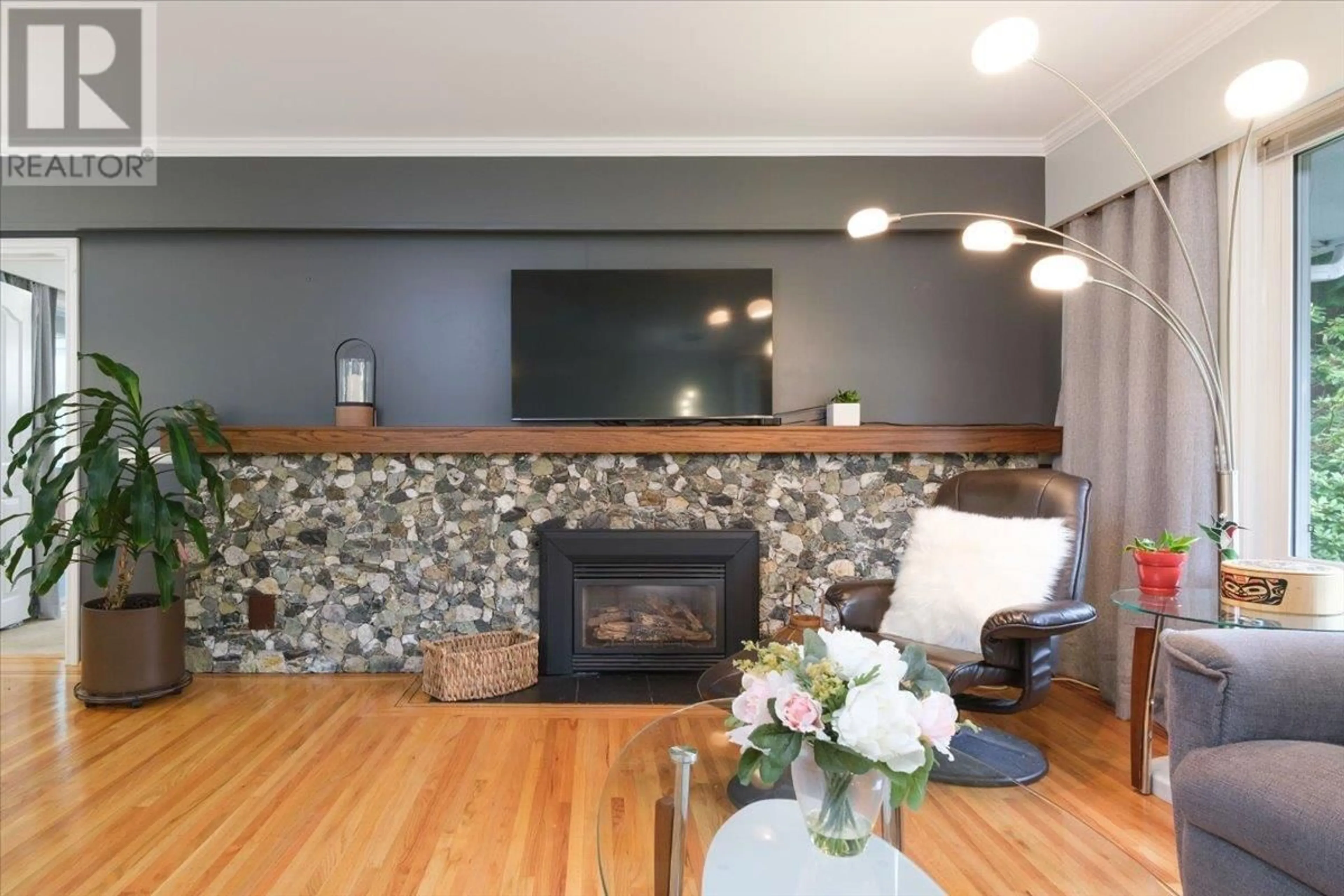 Living room with furniture, wood/laminate floor for 2235 WHITMAN AVENUE, North Vancouver British Columbia V7H2C6