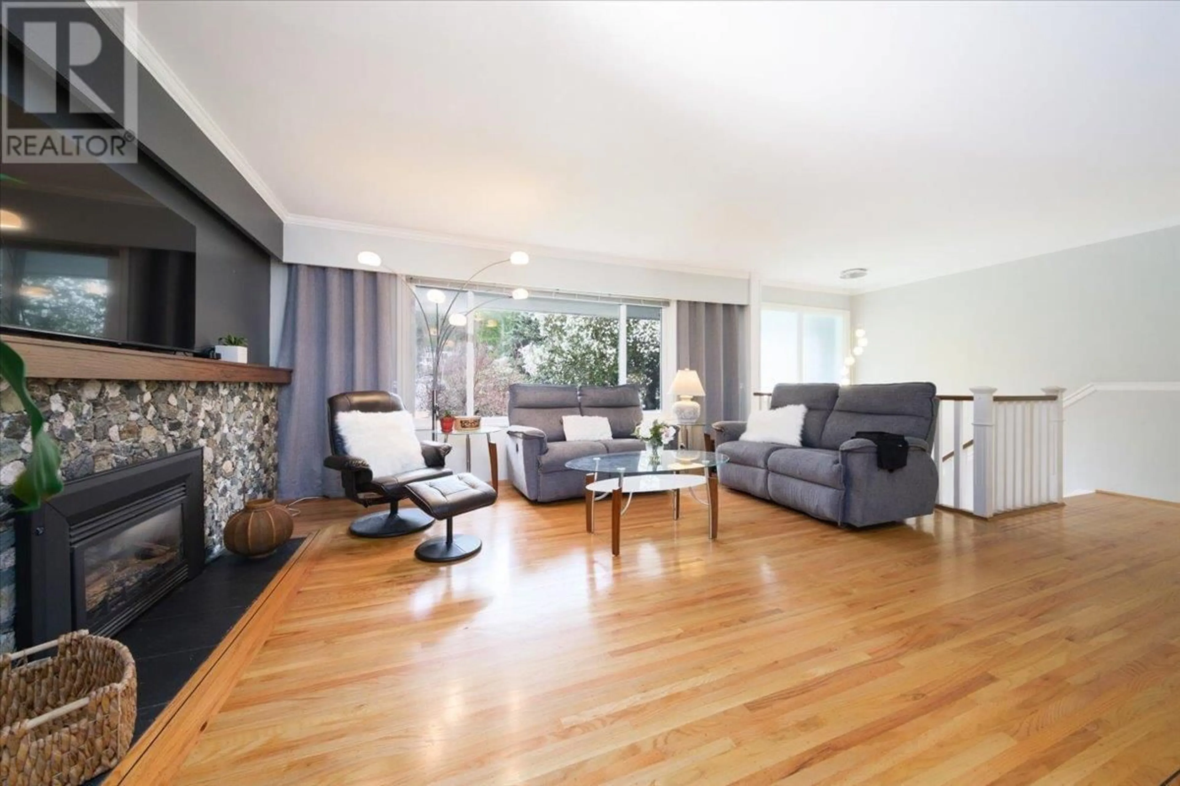 Living room with furniture, wood/laminate floor for 2235 WHITMAN AVENUE, North Vancouver British Columbia V7H2C6